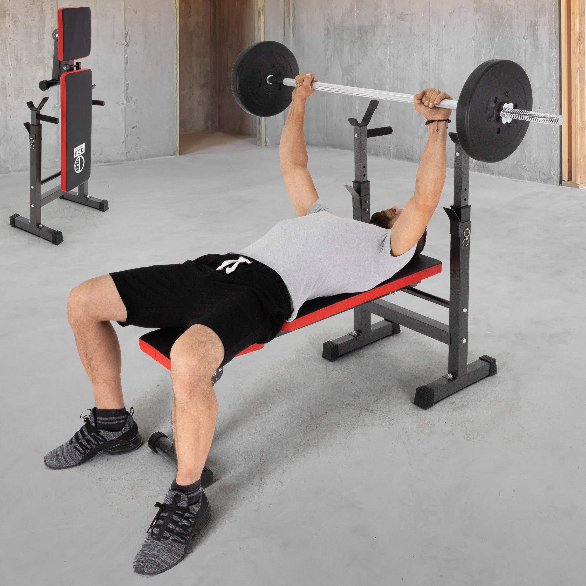 Mann hebt eine Langhantel auf einer Trainingsbank.
