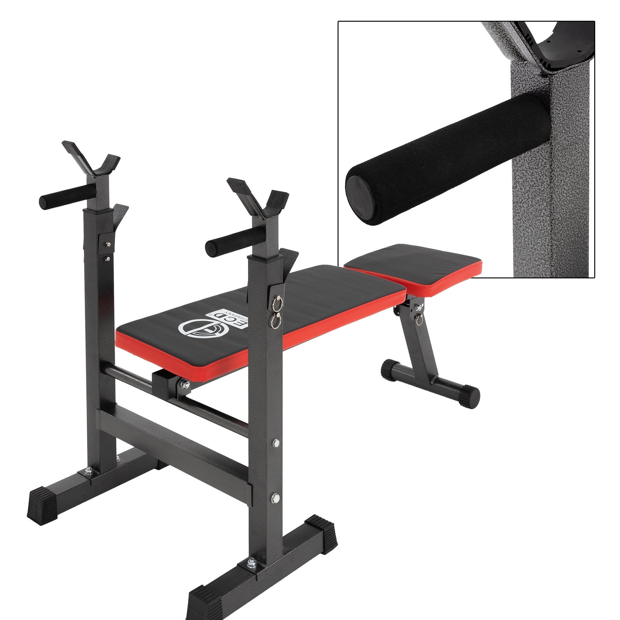 Schwarz-rotes Fitnessgerät mit gepolsterter Liegefläche und Haltegriffen.
