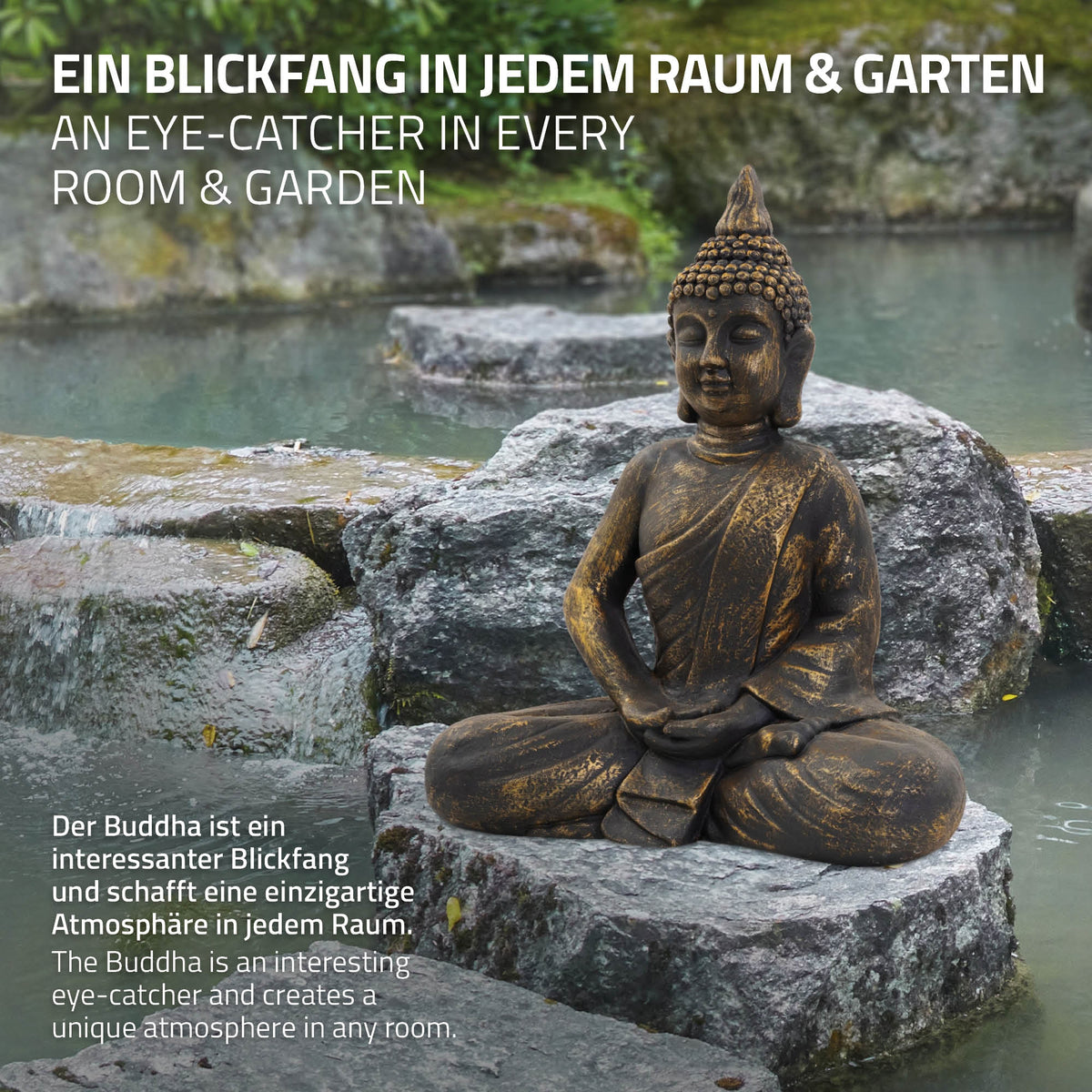 Buddha-Statue auf Steinen in einem Teich, umgeben von Wasser und Pflanzen.