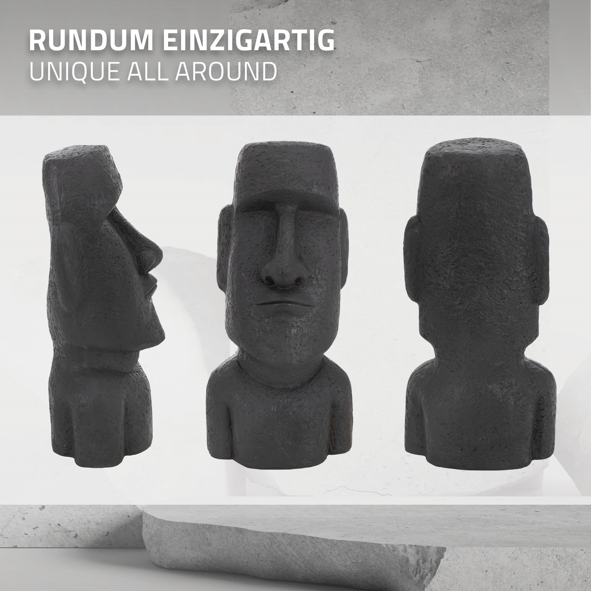 Drei Ansichten einer schwarzen Statue, die einem Moai ähnelt.
