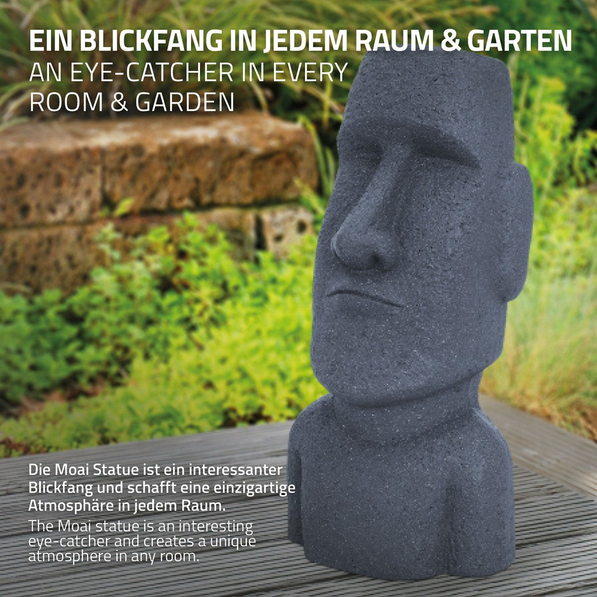 Estátua Moai de pedra sobre uma superfície de madeira, rodeada por plantas.