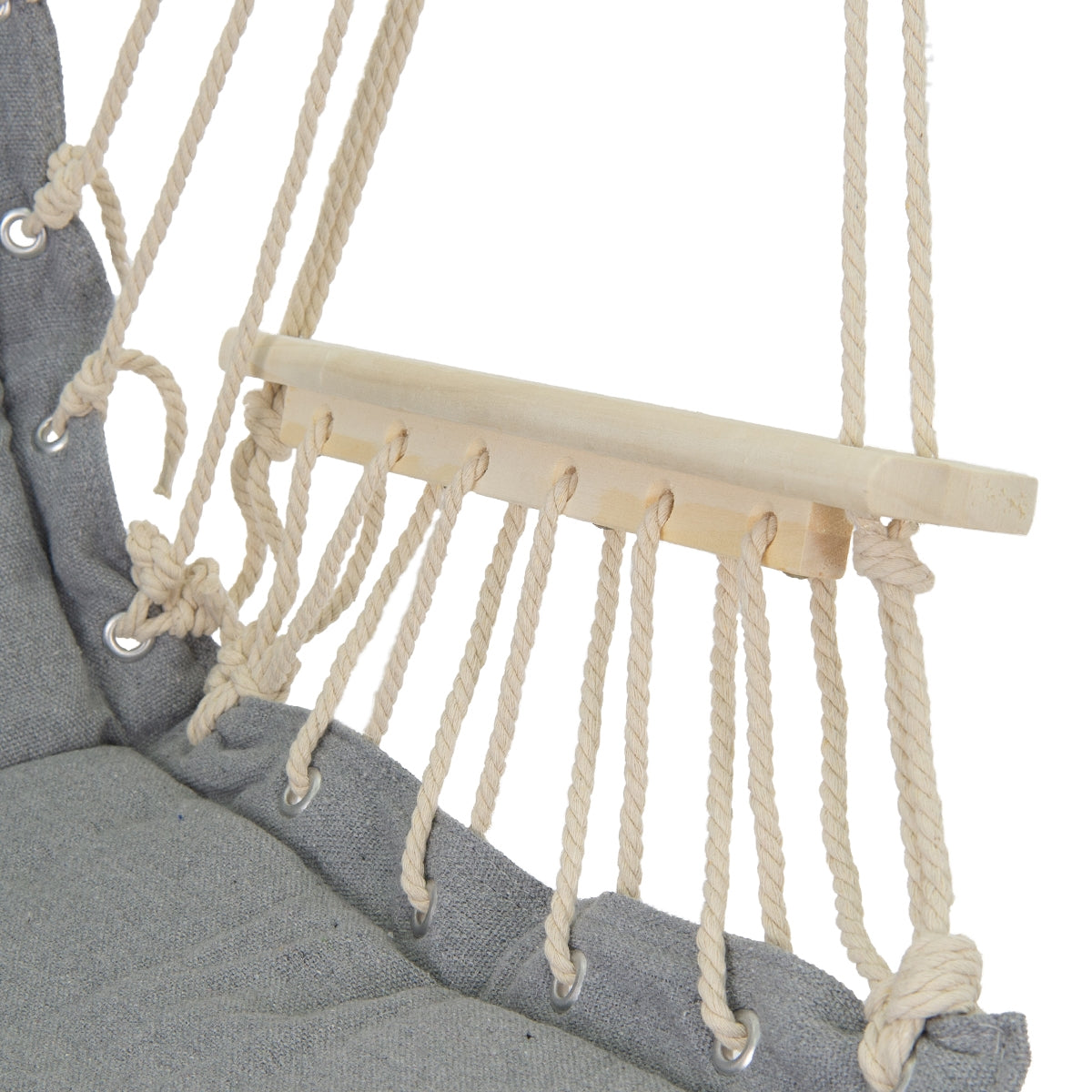 Hängesessel mit grauem Bezug und Holzstange, befestigt mit Seilen.