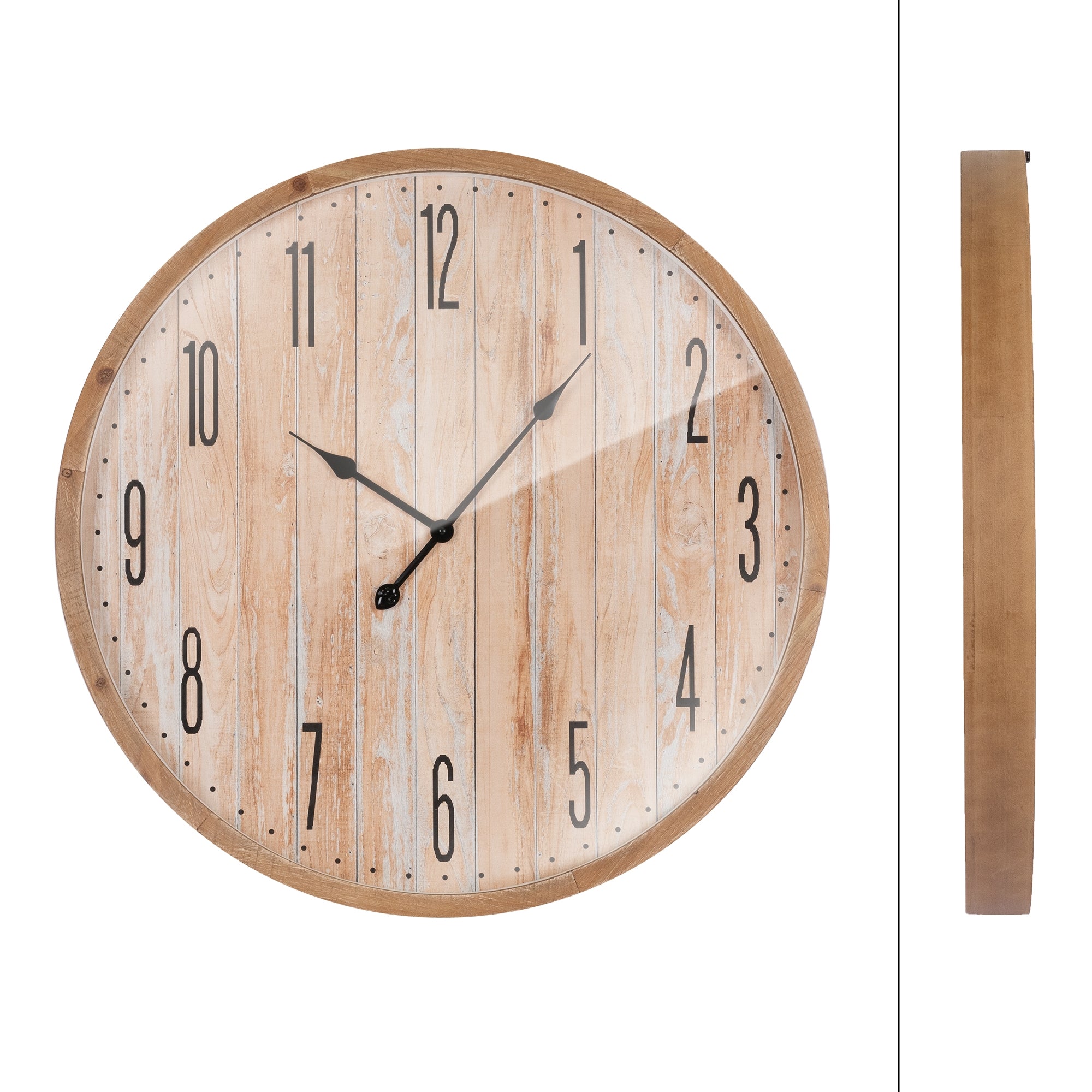 Eine runde Wanduhr mit Holzrahmen und großen Ziffern auf einem weißen Hintergrund.