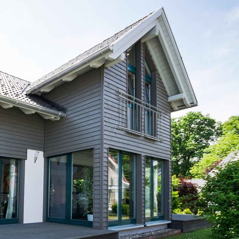 Architecture moderne d'une maison avec revêtement en bois et grandes fenêtres.