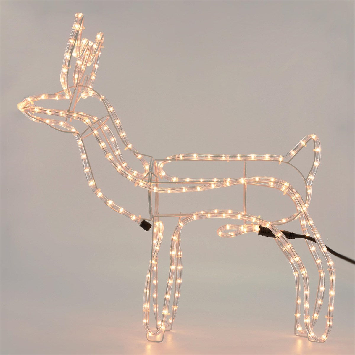 Verlichte ree-figuur met warm licht.