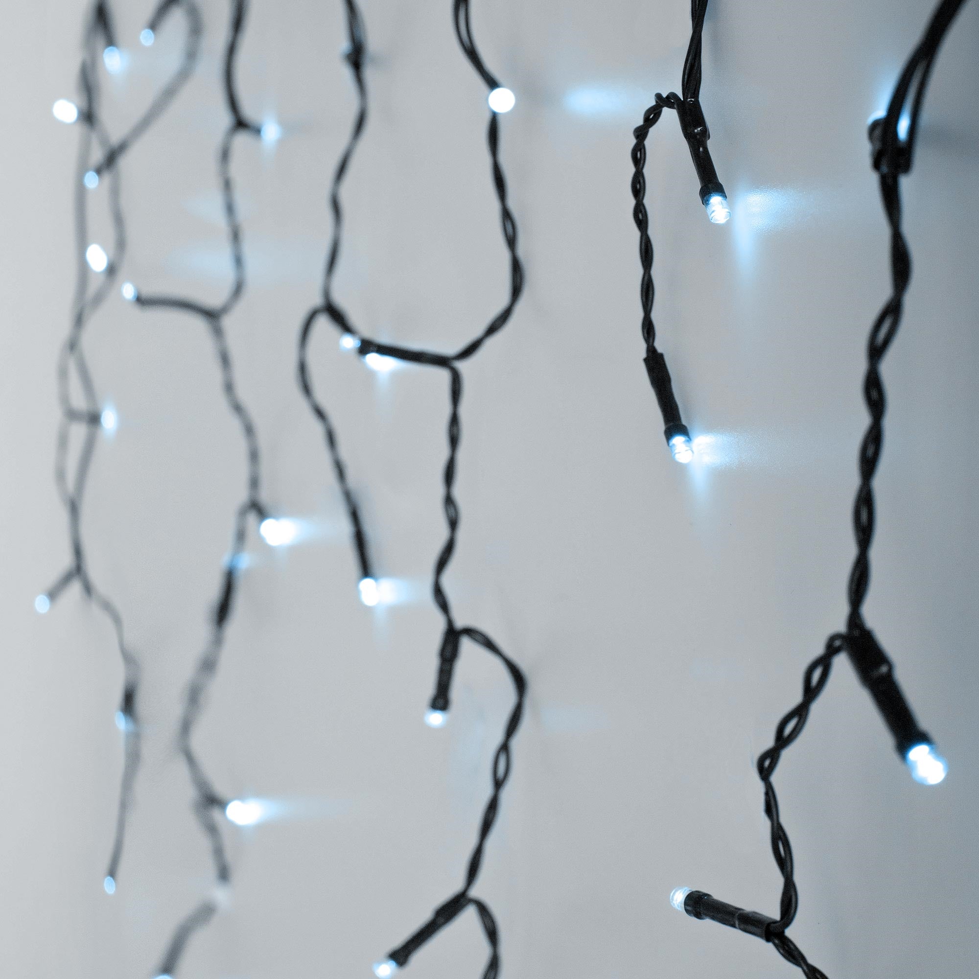 Lichterkette mit weißen LEDs, die an einem gewundenen schwarzen Kabel hängen.