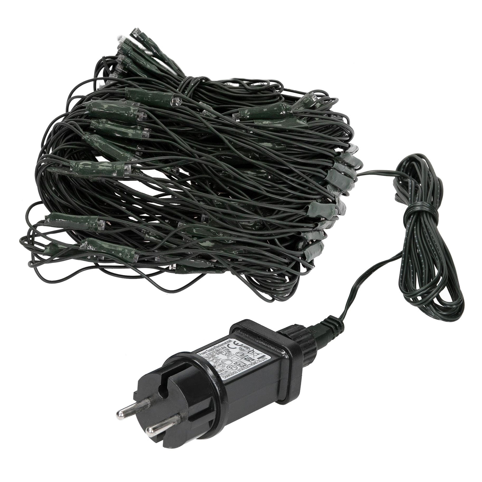 Lichterkette mit Stecker, Kabel und vielen Lichtern auf einem Tisch.