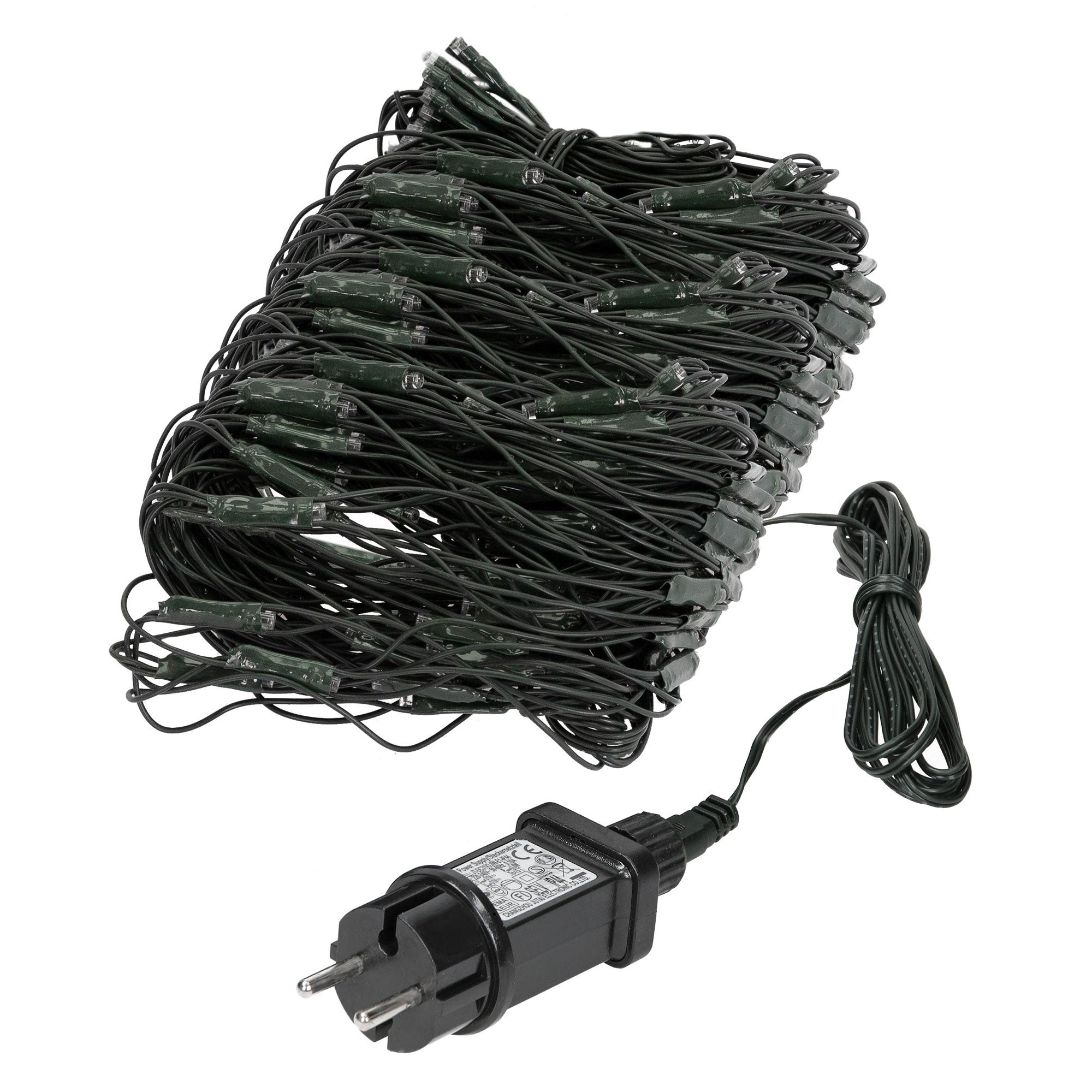 Verwickelte Lichterkette mit Stecker und vielen Lichtern.