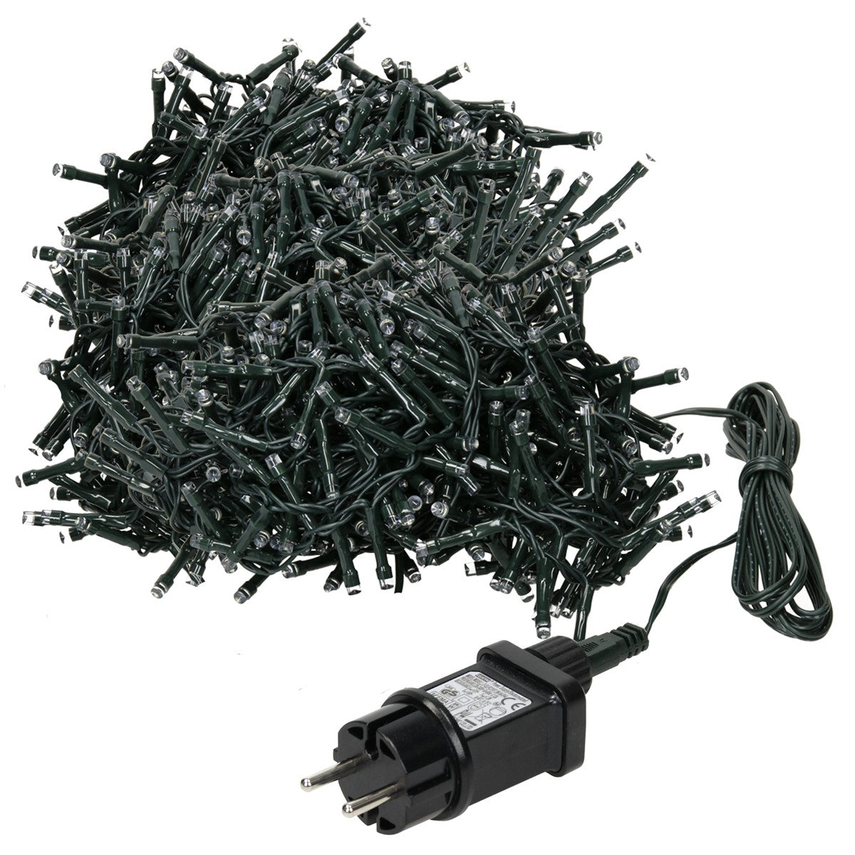 Ein Haufen von Lichtern mit einem Stecker, alles in grünem Kabel.