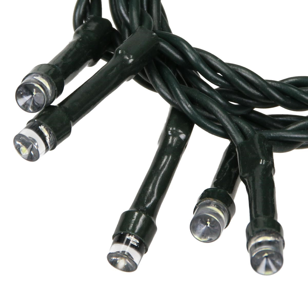 Prim-plan cu lumini LED pe o instalație luminoasă verde.