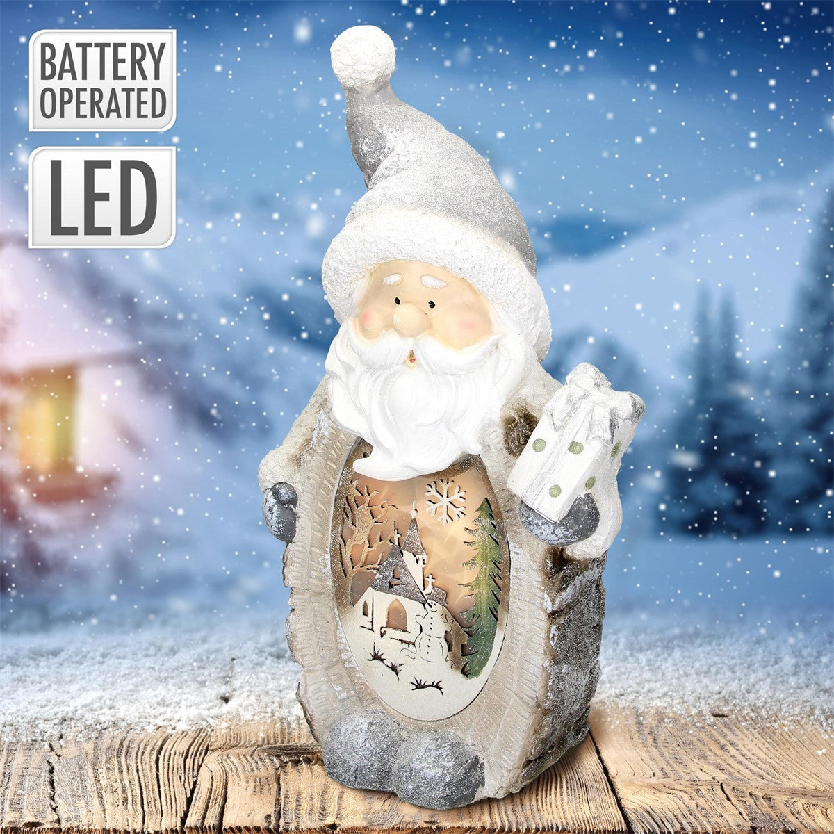 Dekorative Weihnachtsmannfigur mit Laterne und schneebedecktem Hintergrund.