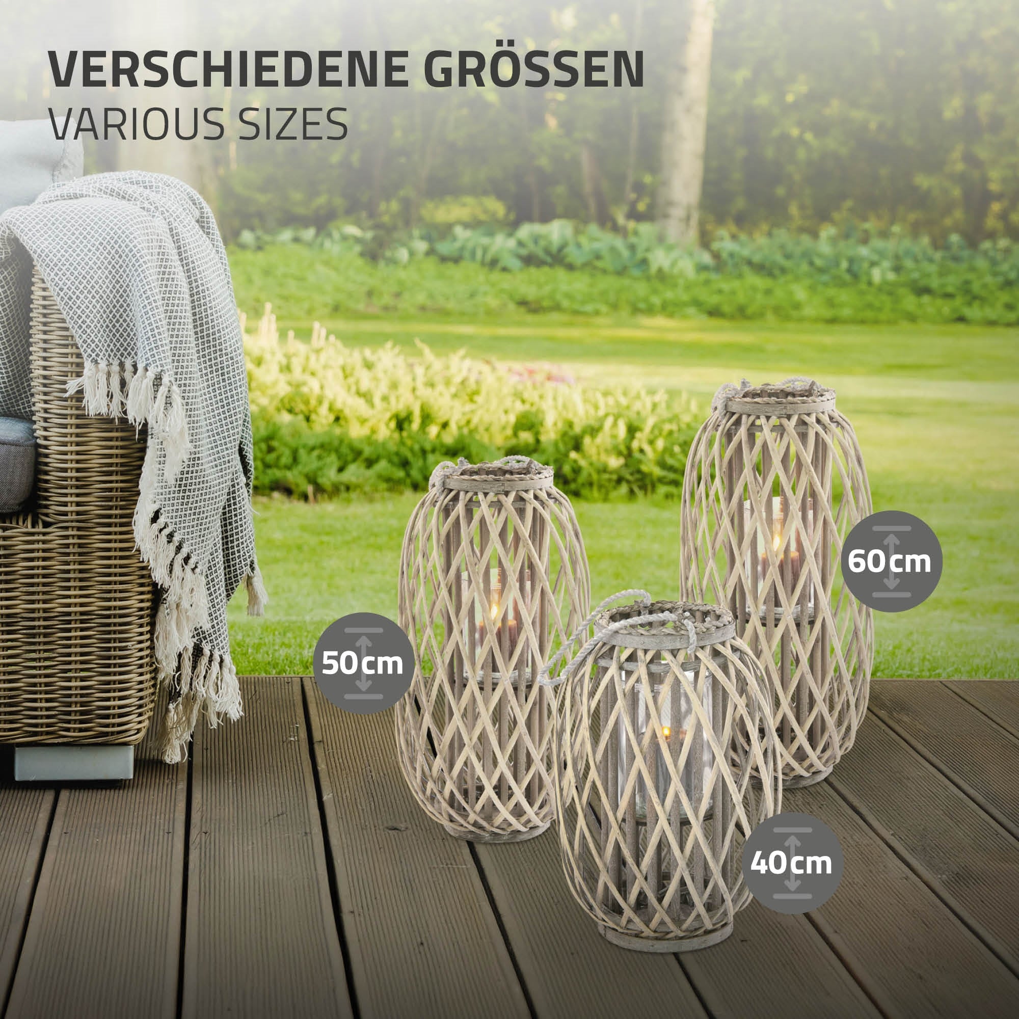 Vier verschiedene Größen von geflochtenen Kerzenhaltern im Garten.