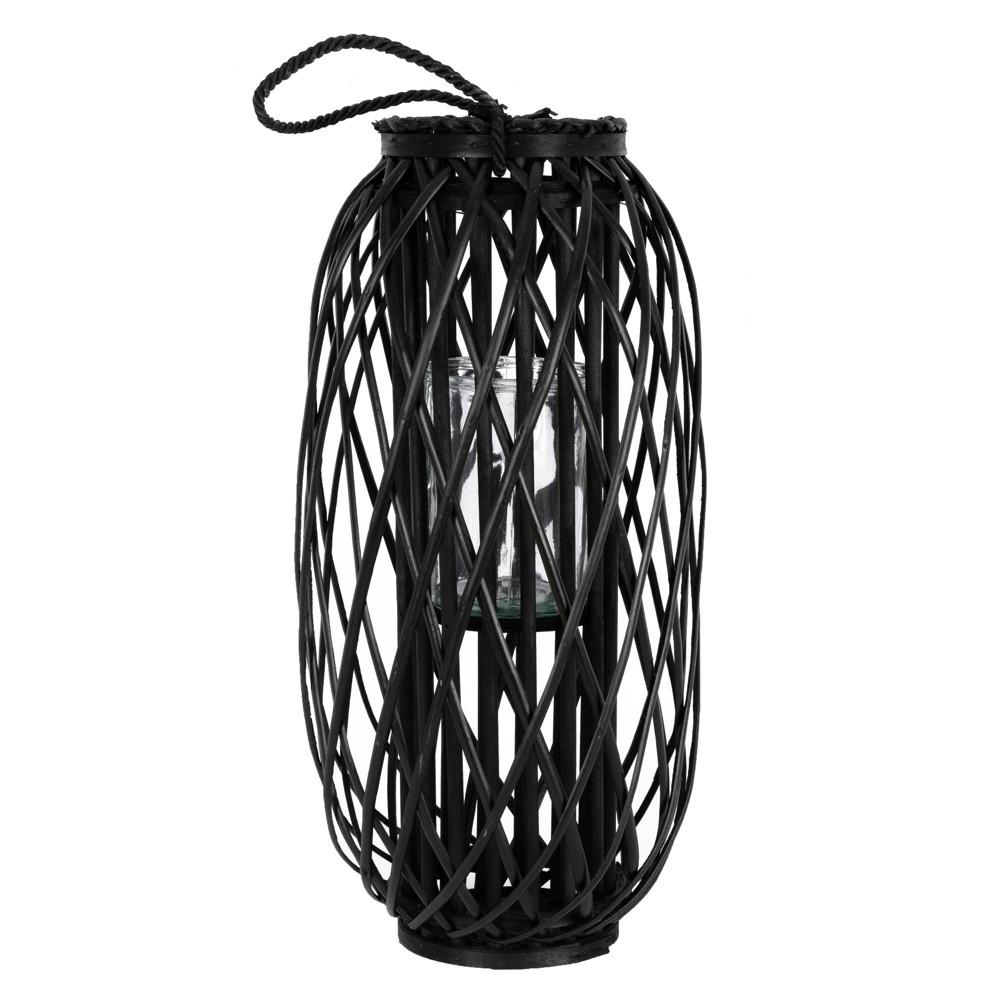 Eine schwarze Laterne mit einem geflochtenen Korbdesign.