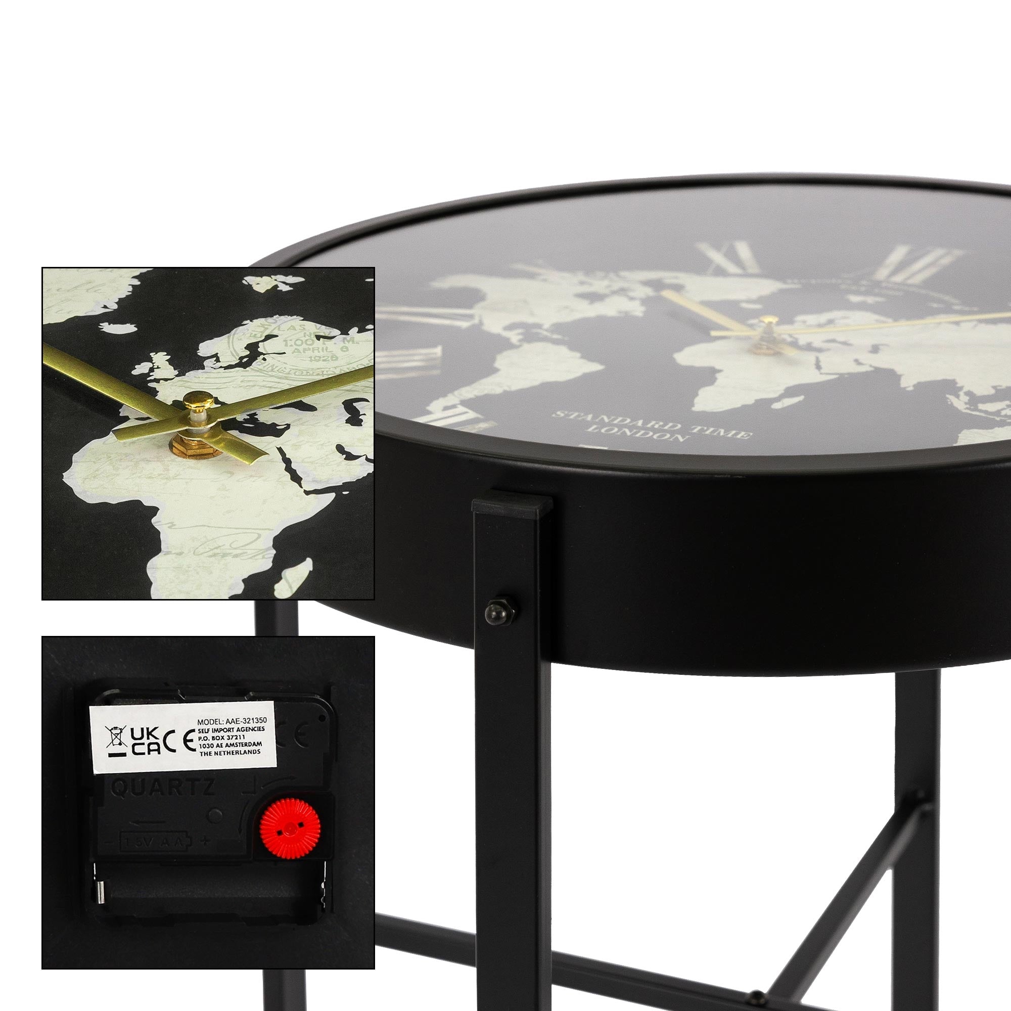 Wanduhr mit Weltkarte und goldenen Zeigern auf schwarzem Hintergrund.