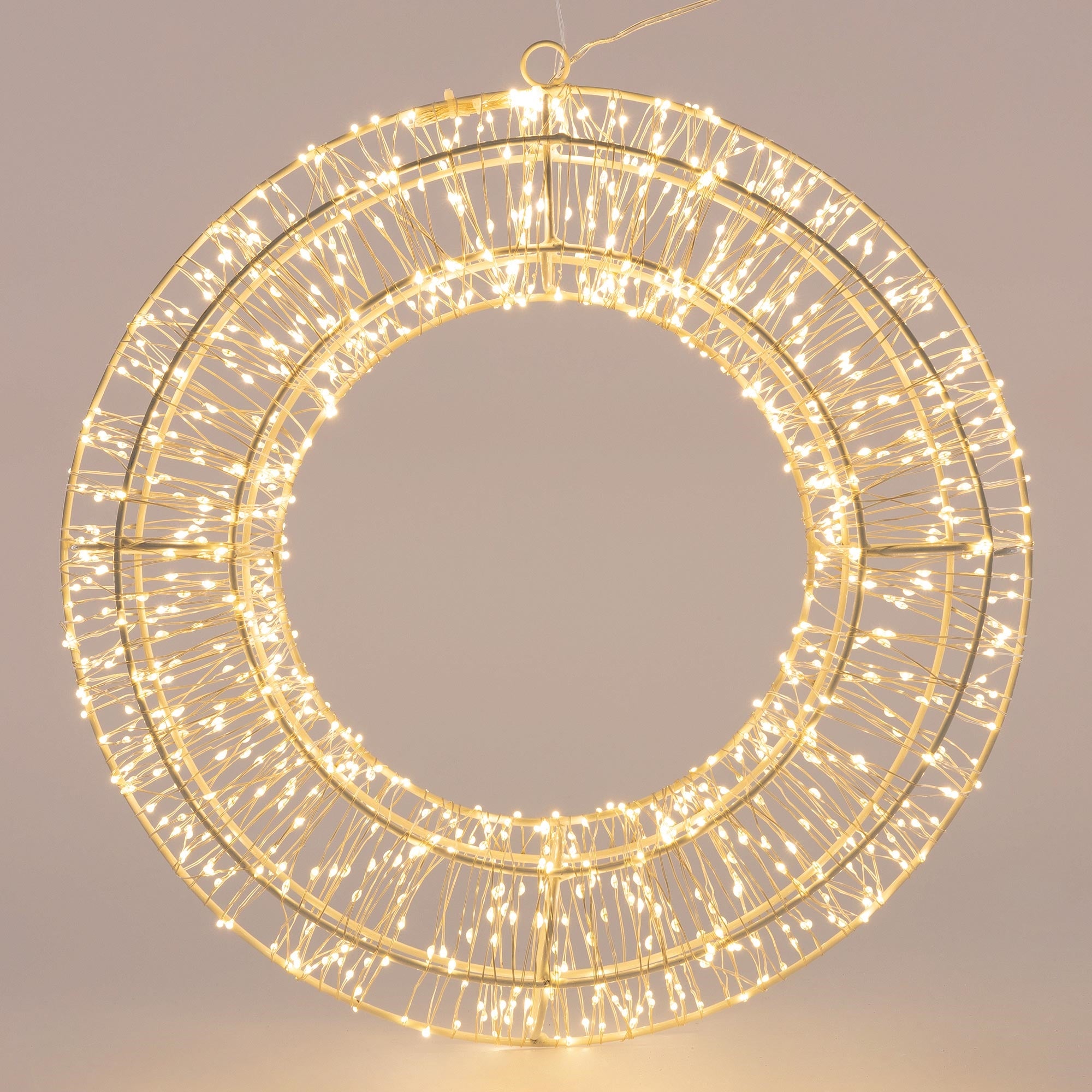 Runder Lichtkranz mit vielen kleinen Lichtern auf einem neutralen Hintergrund.