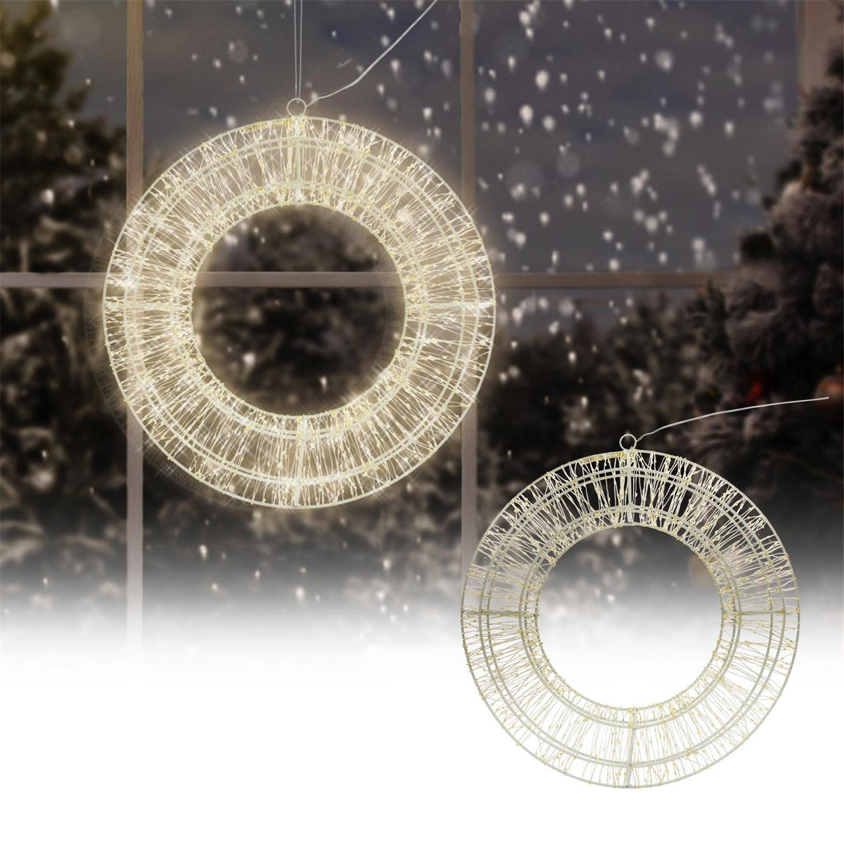 Zwei leuchtende, runde Weihnachtsdekorationen hängen vor einem Fenster im Schnee.