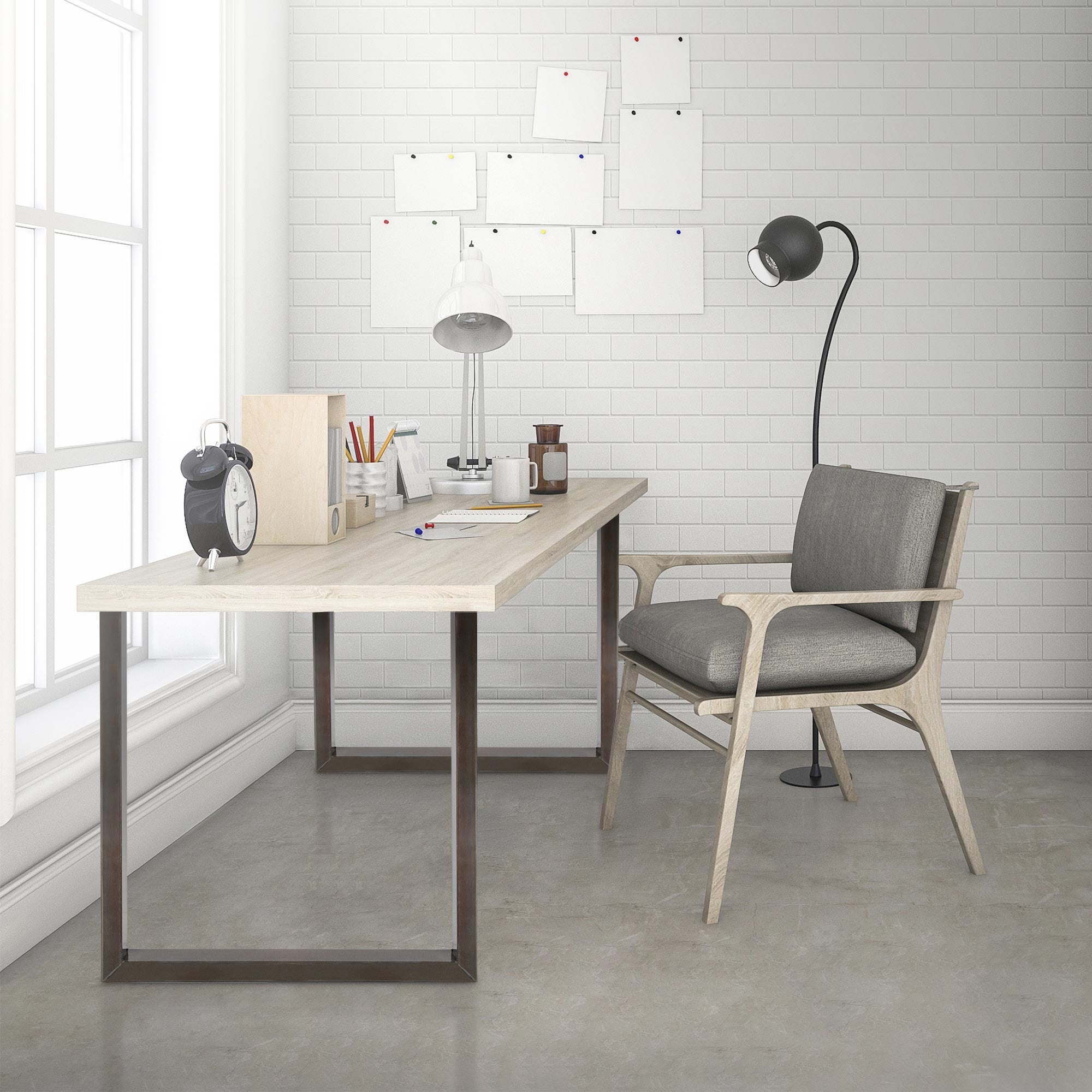 Schreibtisch mit Stuhl, Lampe und Pinnwand in einem Raum.
