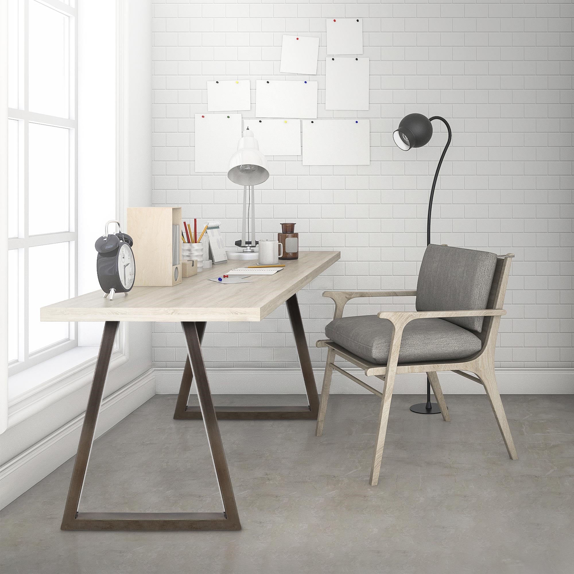 Ein Schreibtisch mit Stuhl, Lampe und leeren Notizzetteln an der Wand.