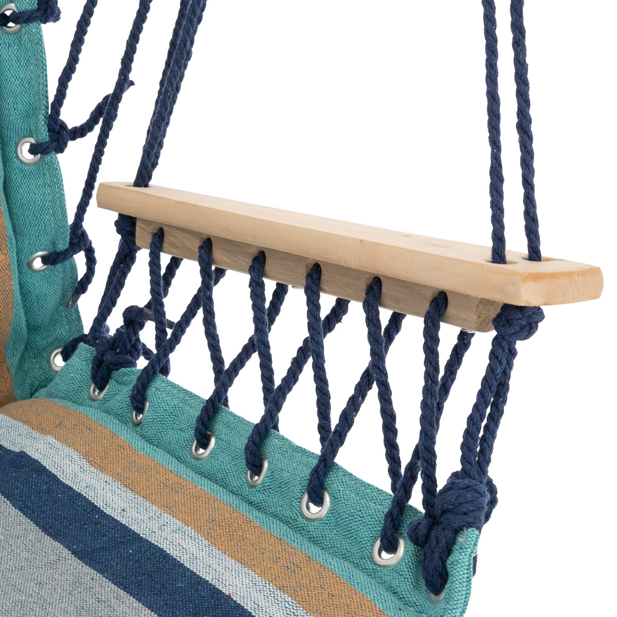 Detailaufnahme einer hängenden Sitzschaukel mit Holzstange und Seilaufhängung.