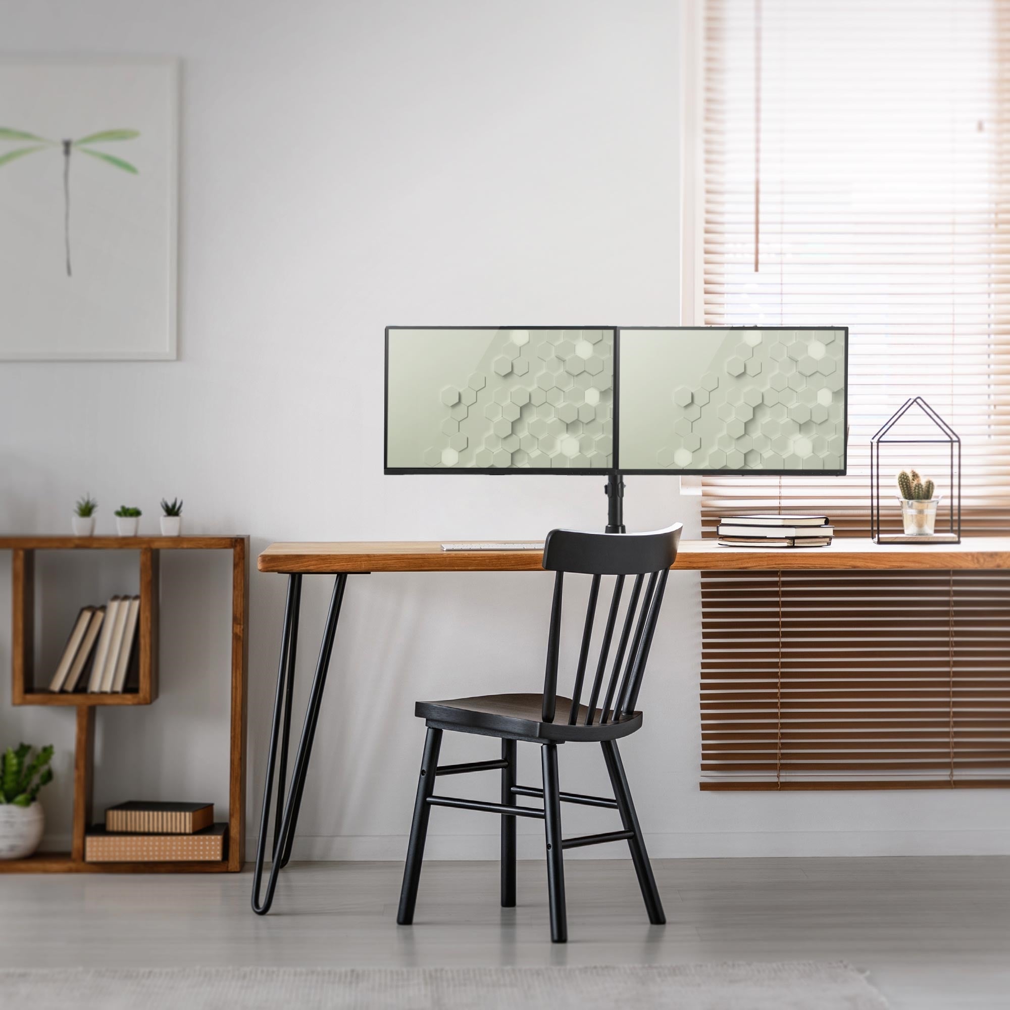 Arbeitsplatz mit zwei Monitoren, einem Stuhl und einem Regal im Hintergrund.