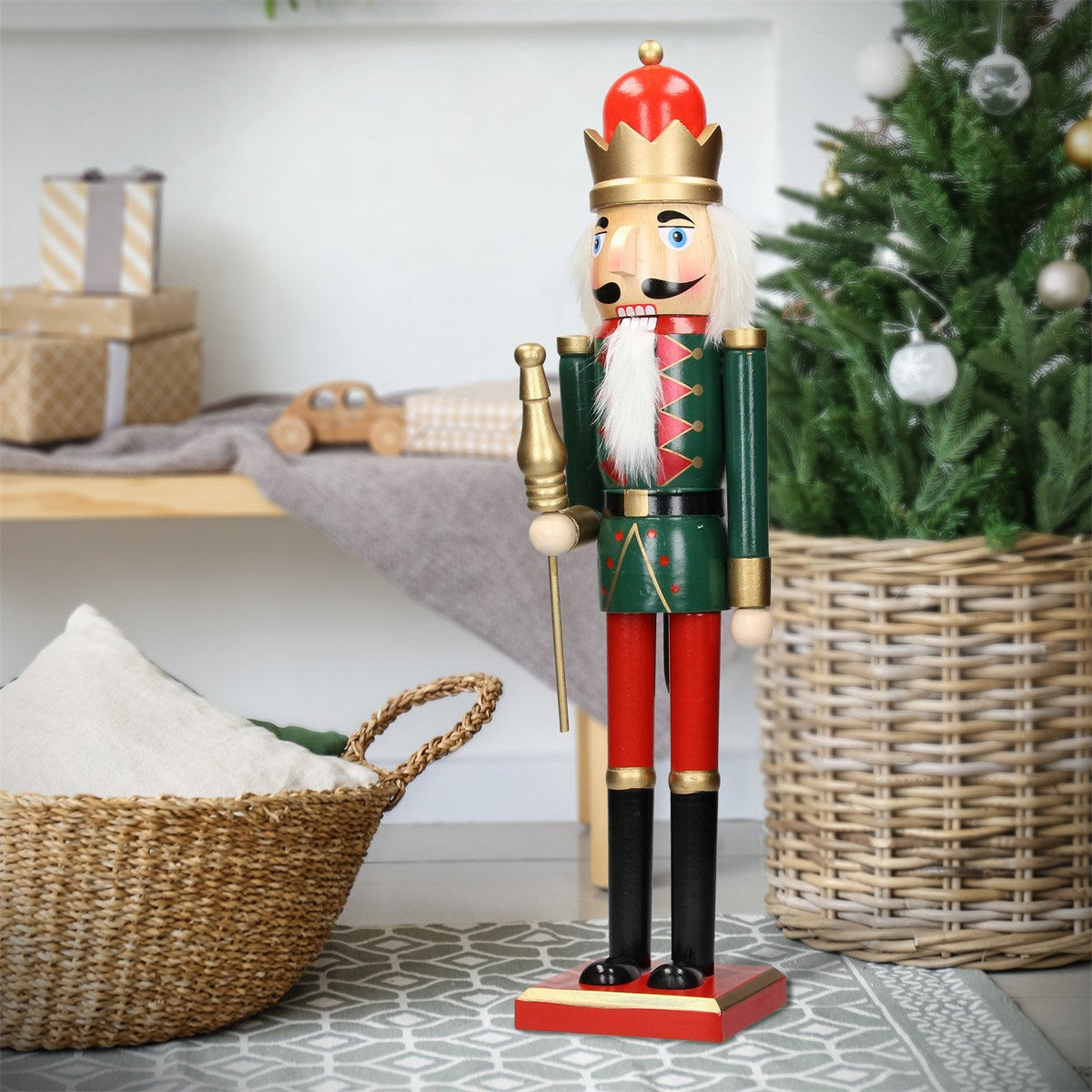 En nötknäppare står bredvid en julgran i ett festligt dekorerat rum.
