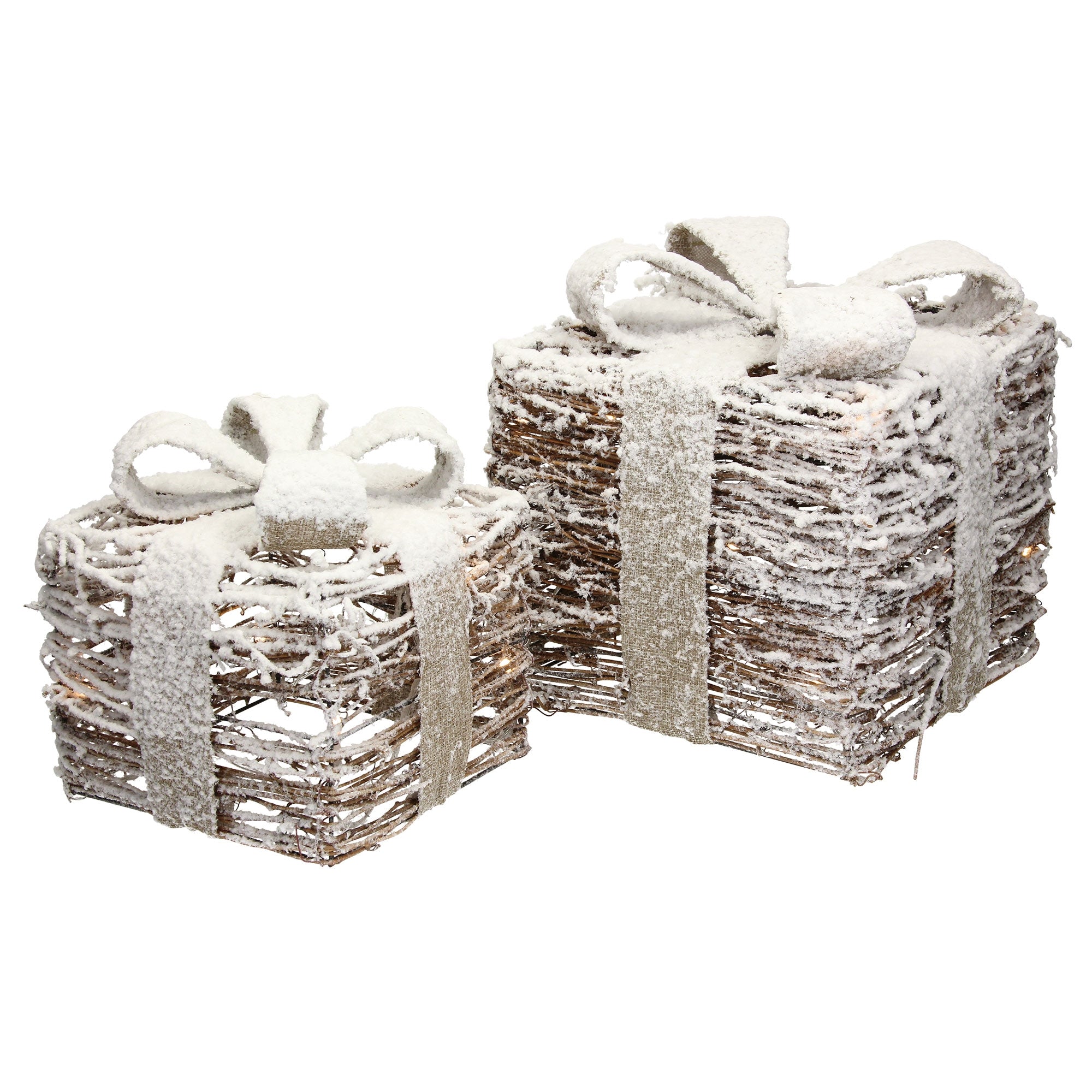 Dos cestas de regalo decorativas de material trenzado, decoradas con lazos y nieve.