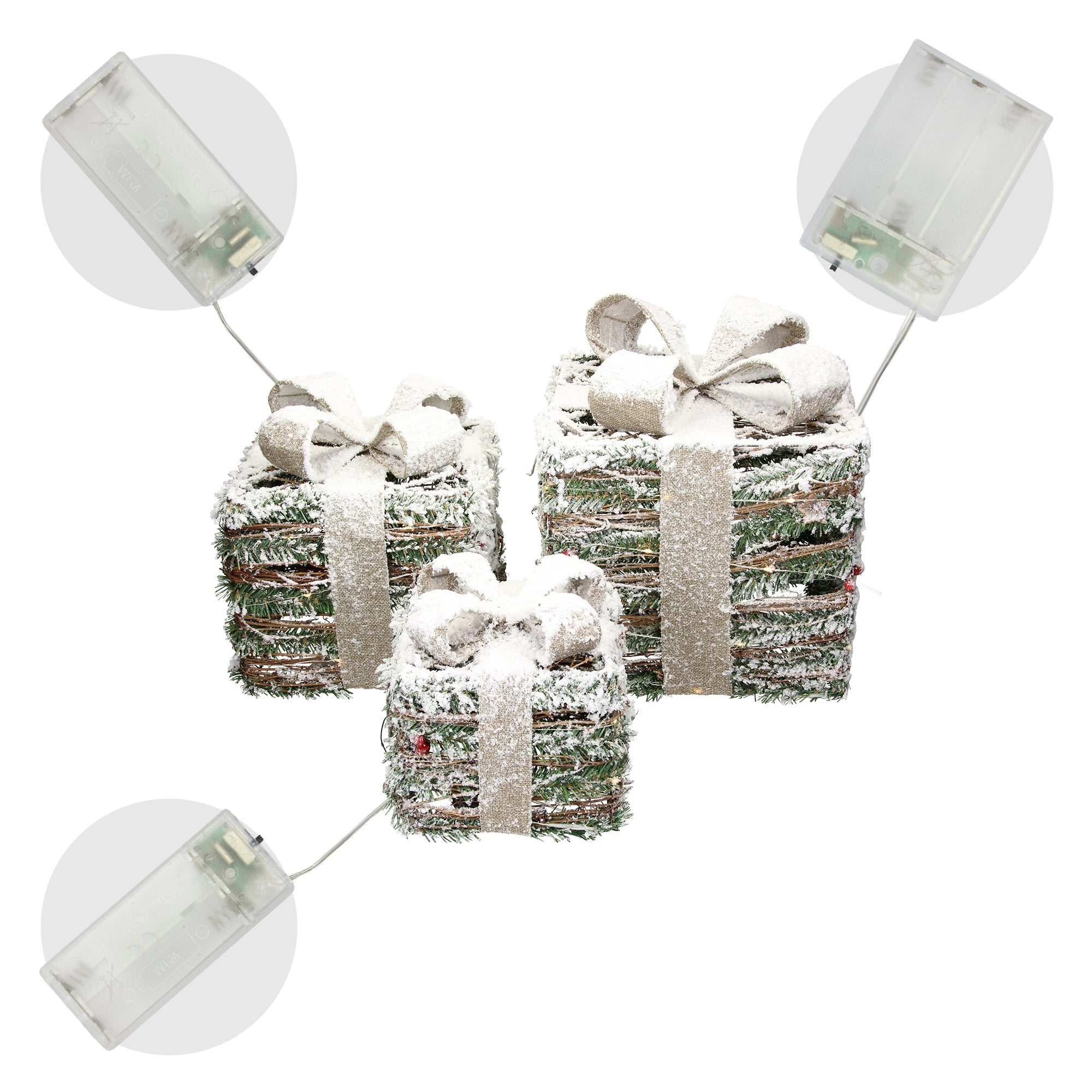 Drei Geschenke aus Tannenzweigen, mit Schleifen und Schnee, verbunden mit einer Lichterkette.