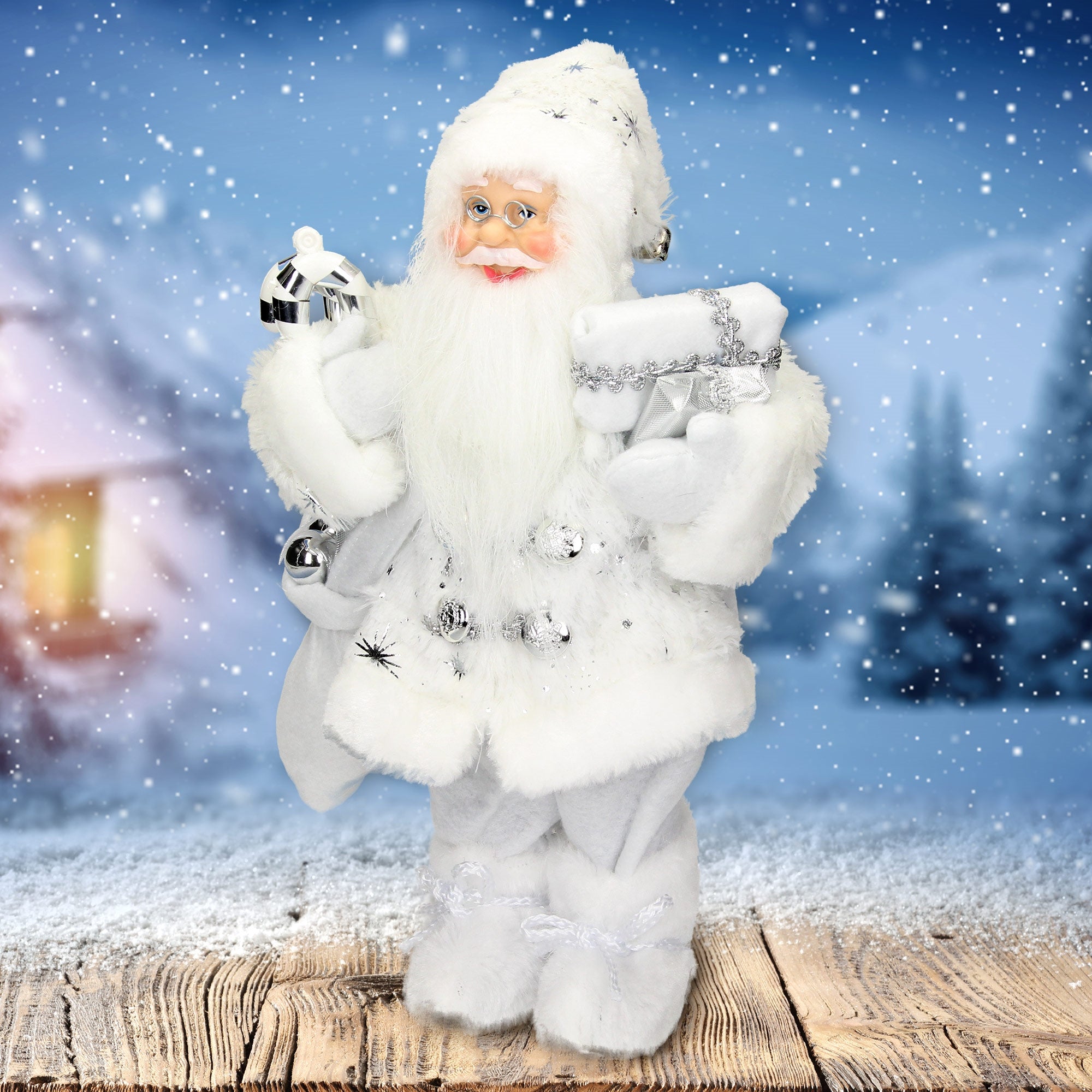 Weihnachtsmann in weißem Outfit vor winterlicher Landschaft.