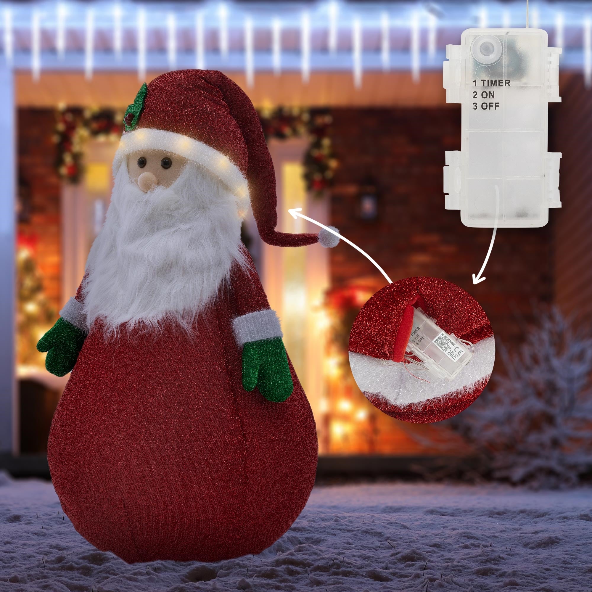 Un Babbo Natale in abito rosso, barba e una catena di luci, davanti a una casa decorata per le feste.