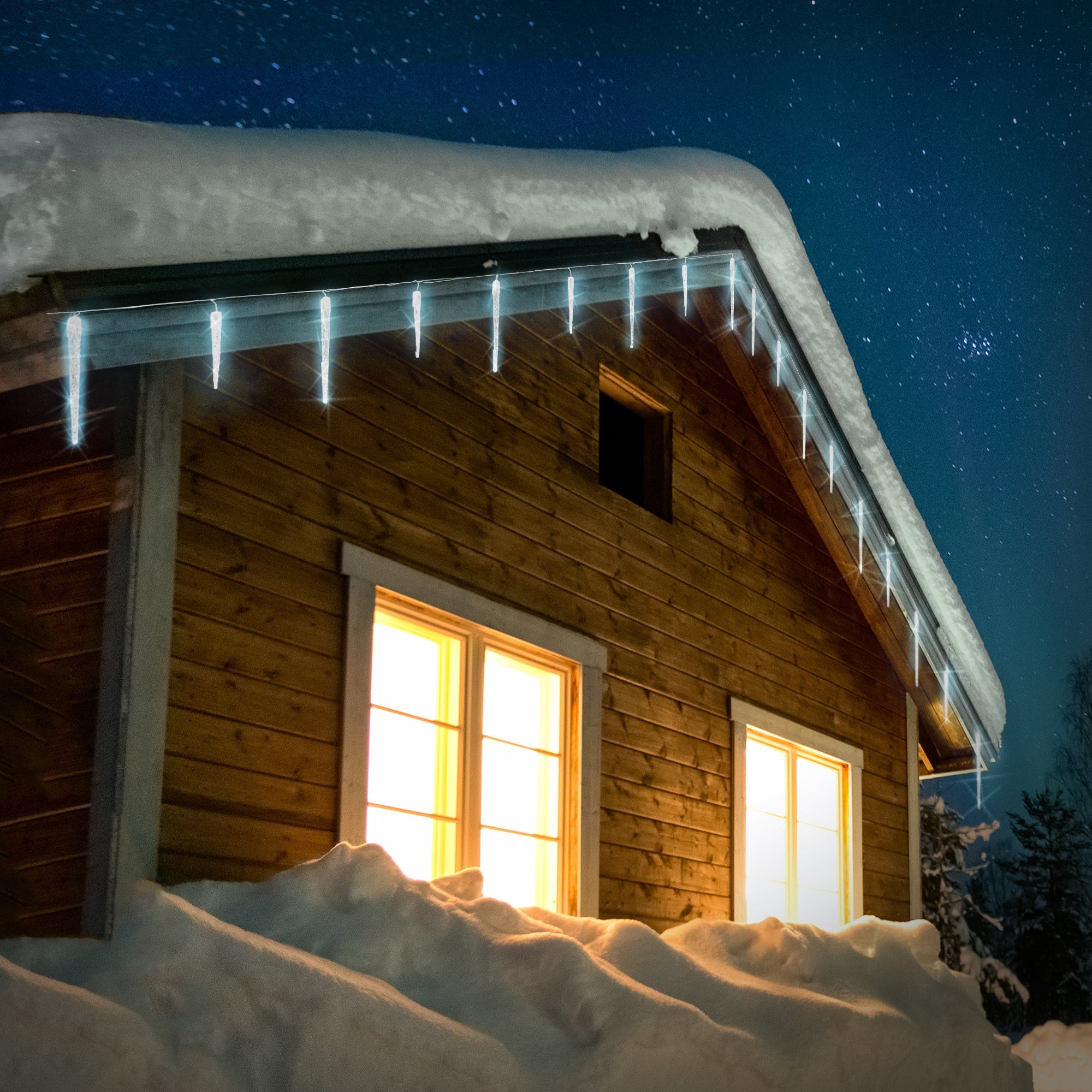 Casa di legno con neve e finestre illuminate sotto un cielo stellato.
