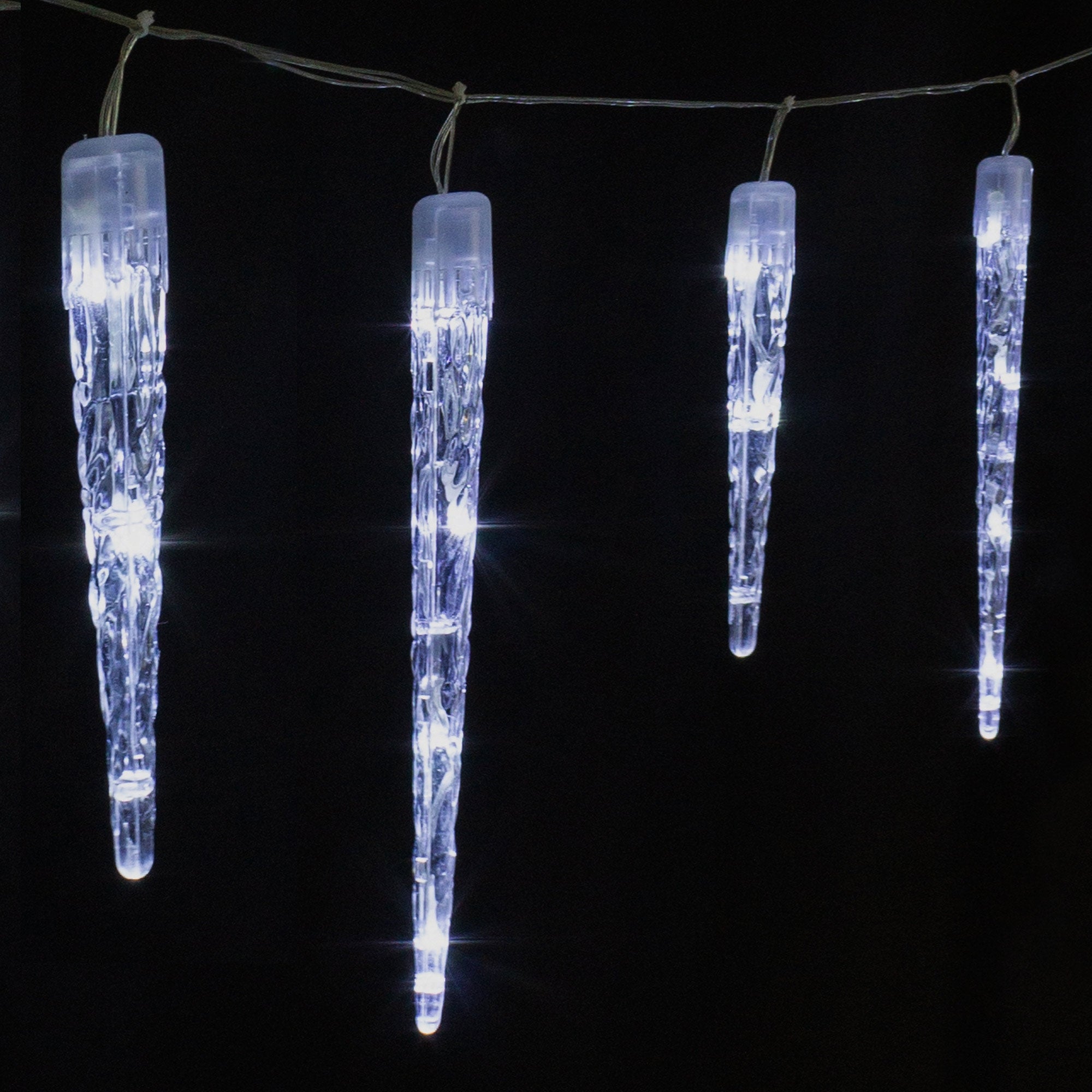 Quattro stalattiti luminose appese in materiale trasparente.