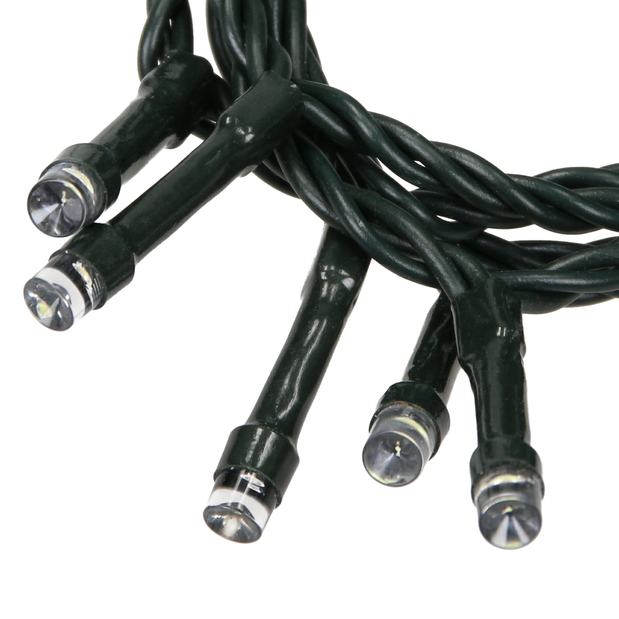 Einige grüne Kabel mit Lichtern, die an den Enden sichtbar sind.