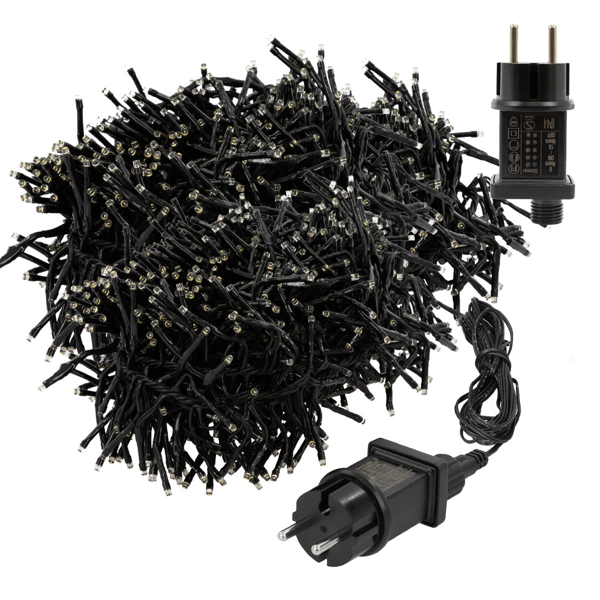 Ein Haufen von LED-Lichtern mit einem Stecker und einem Adapter, auf schwarzem Kabel.
