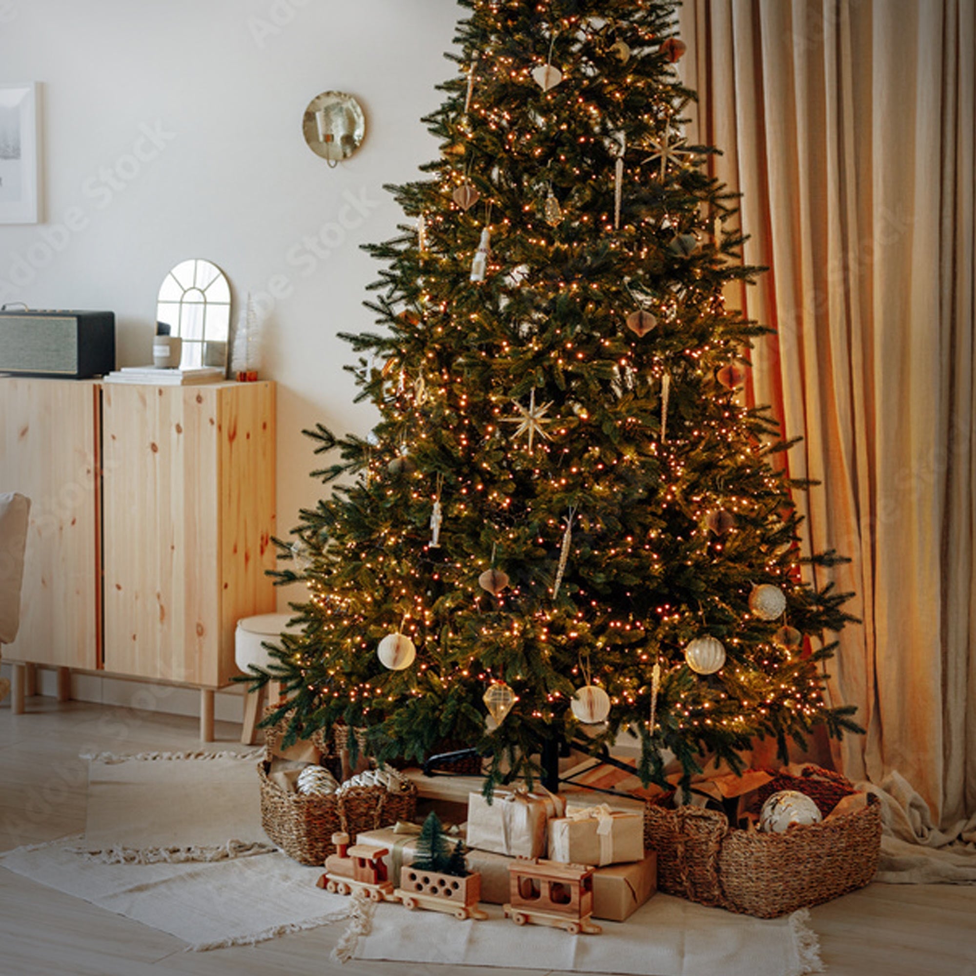 Weihnachtsbaum im Wohnzimmer, geschmückt mit Lichtern und Ornamenten.