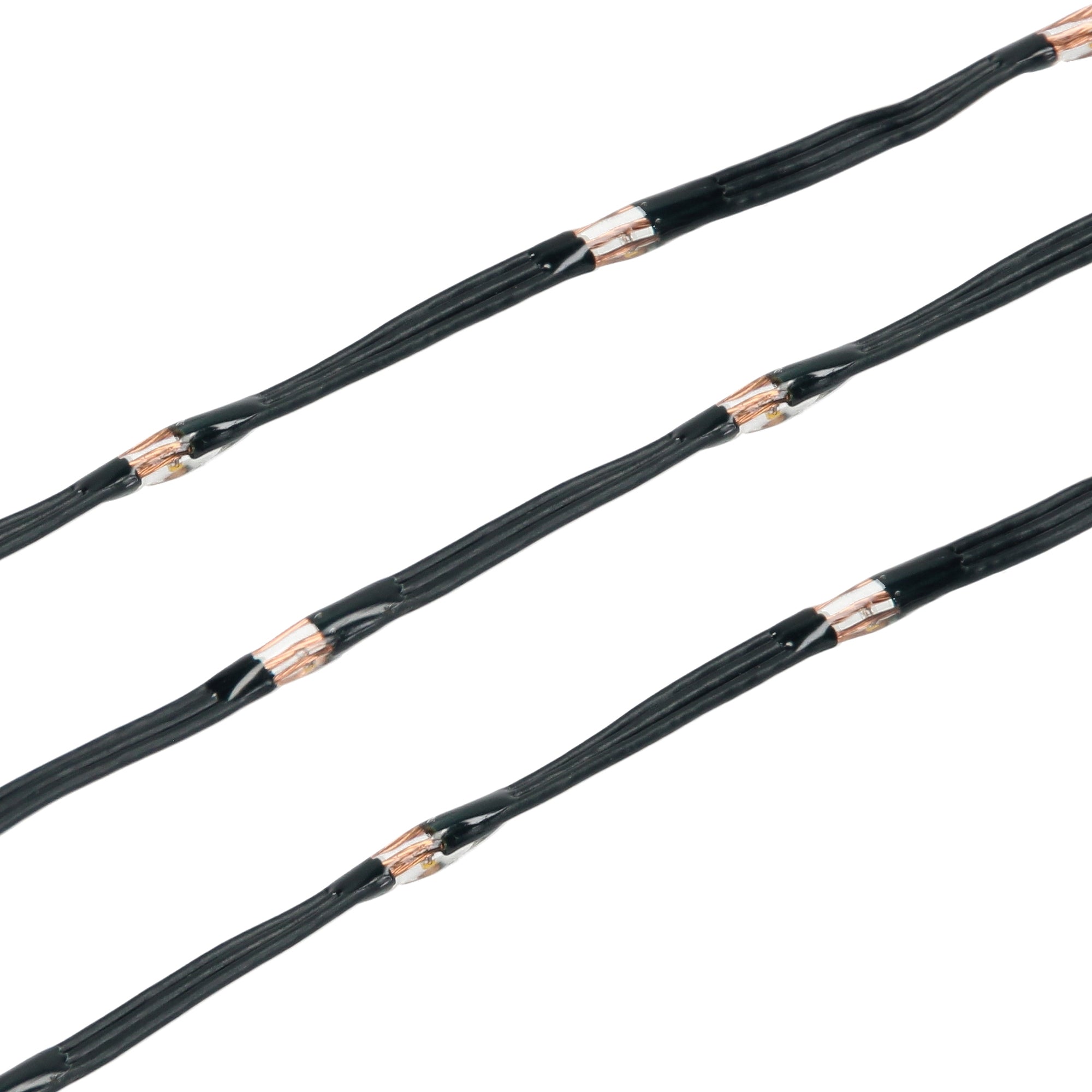 Drei schwarze Kabel mit Kupferverbindungen.