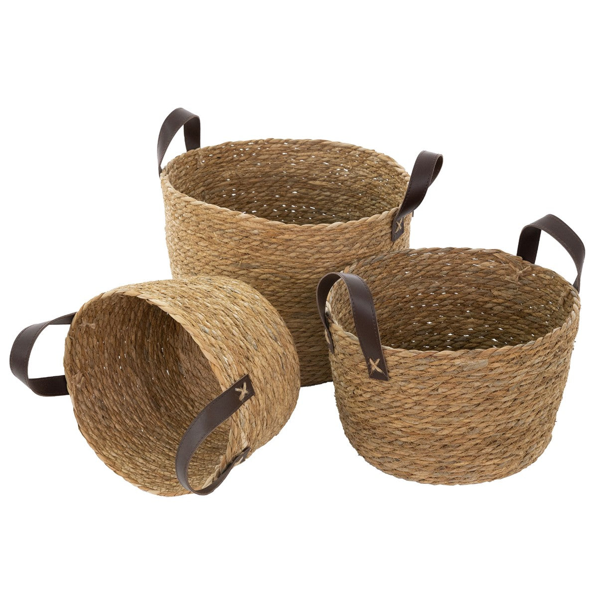 Tres cestas trenzadas de material natural con asas.