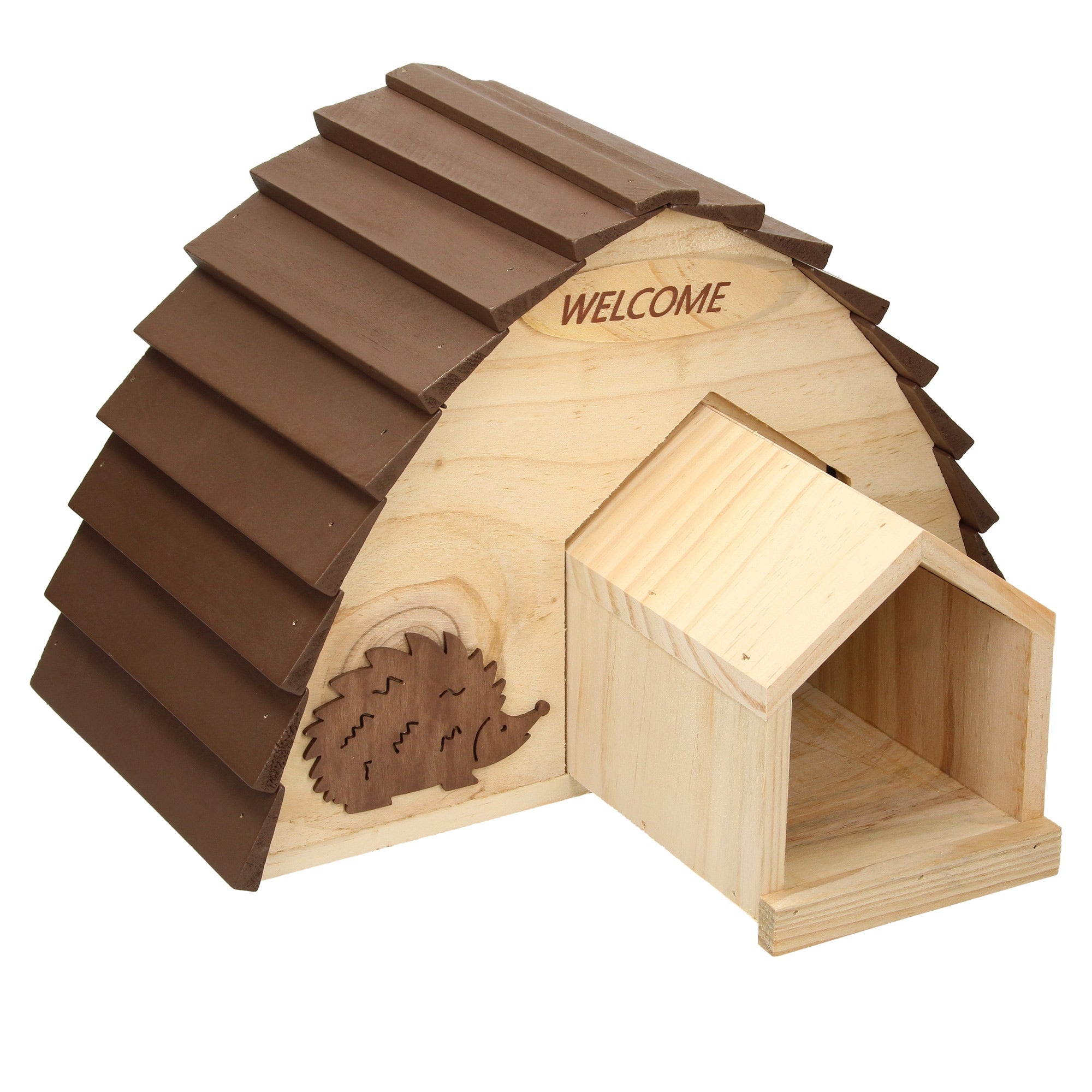 Ein Igelhaus aus Holz mit einem Eingang und einem Dach aus Schindeln.