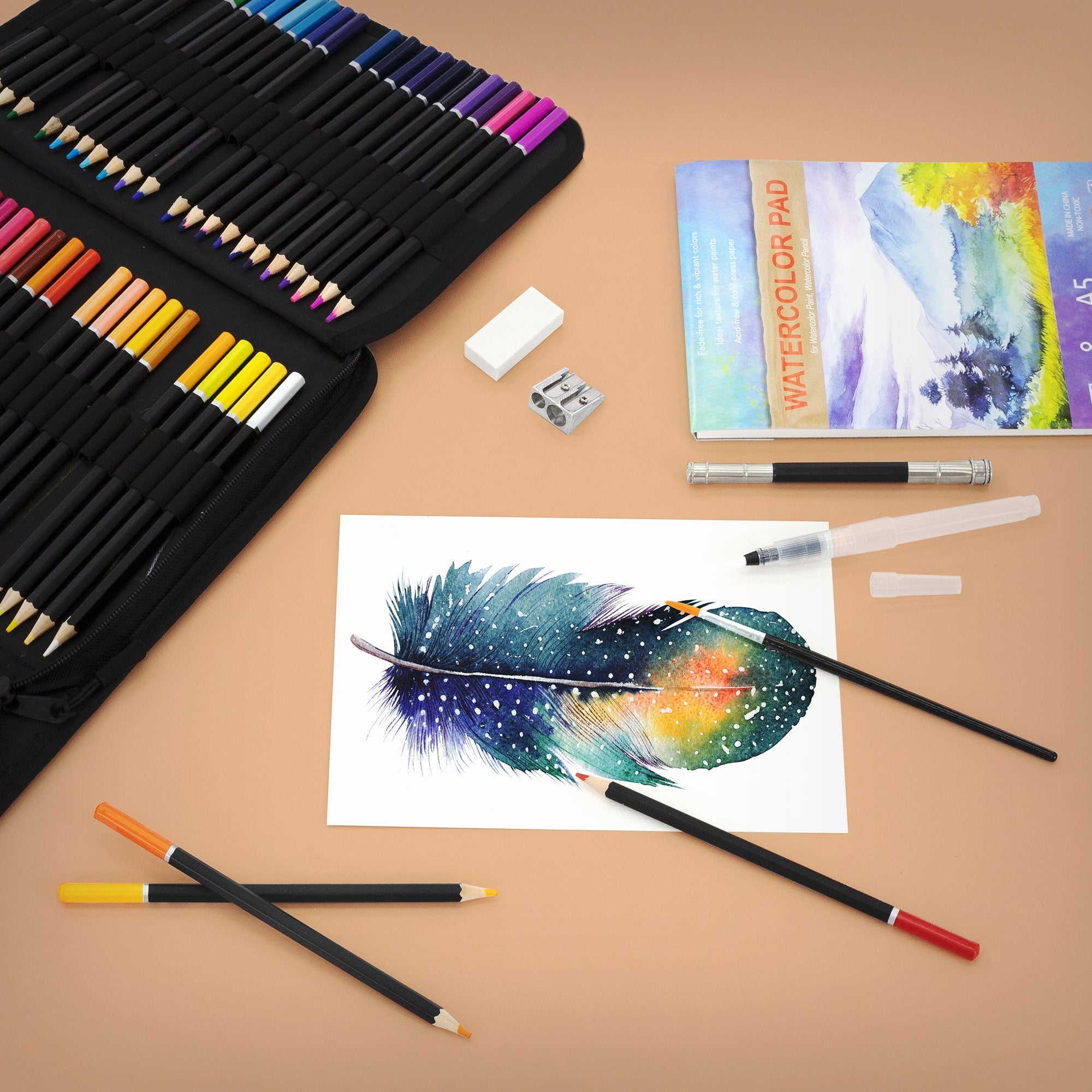 Aquarellzeichnung einer Feder mit verschiedenen Stiften und Zubehör auf einem Tisch.