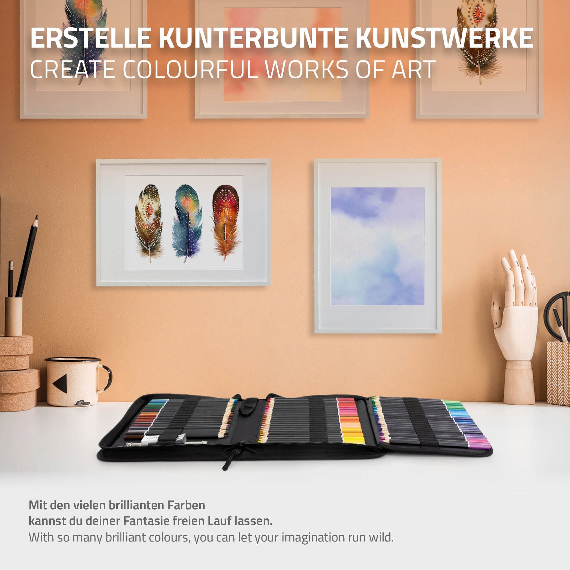 Farbenfrohe Stifte in einer Tasche, umgeben von Kunstwerken an der Wand.