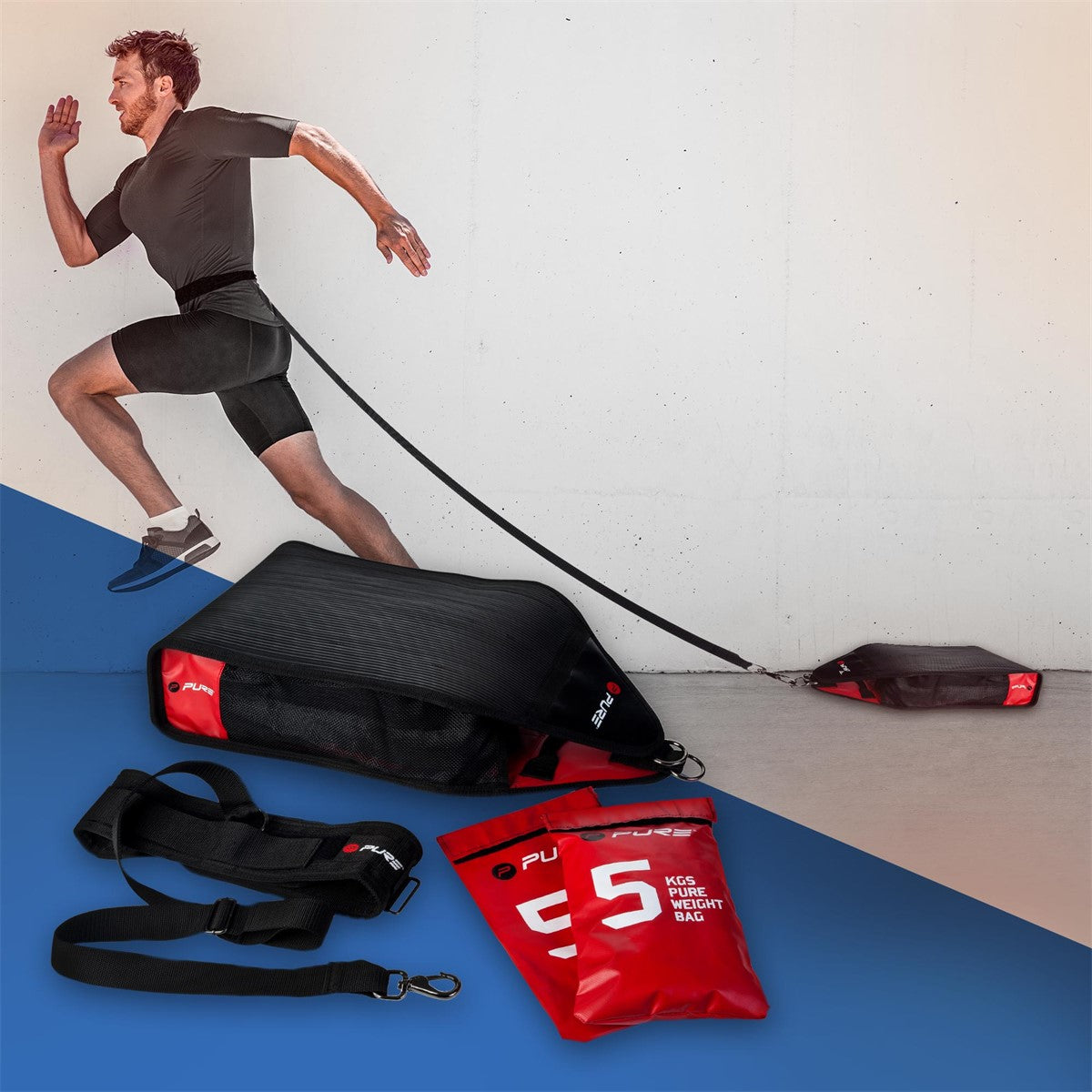 Un hombre corre con un aparato de entrenamiento y una bolsa.