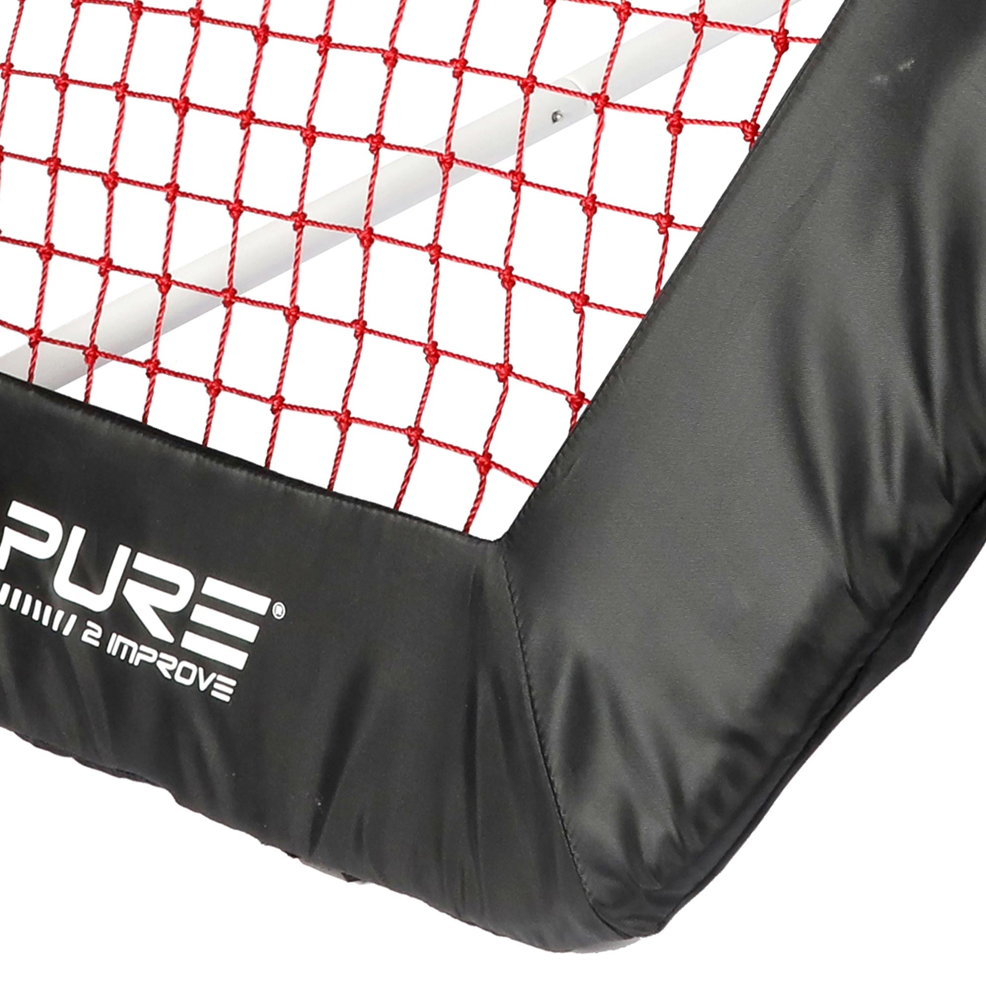 Detailaufnahme eines Sportnetzes mit rotem Netz und schwarzem Rahmen.