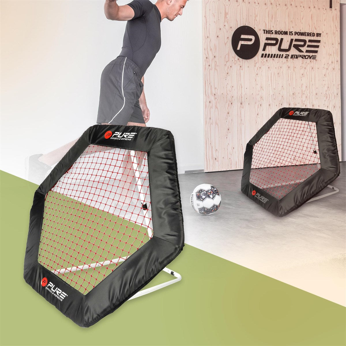 Porta con rete, un giocatore tira un pallone verso la porta.