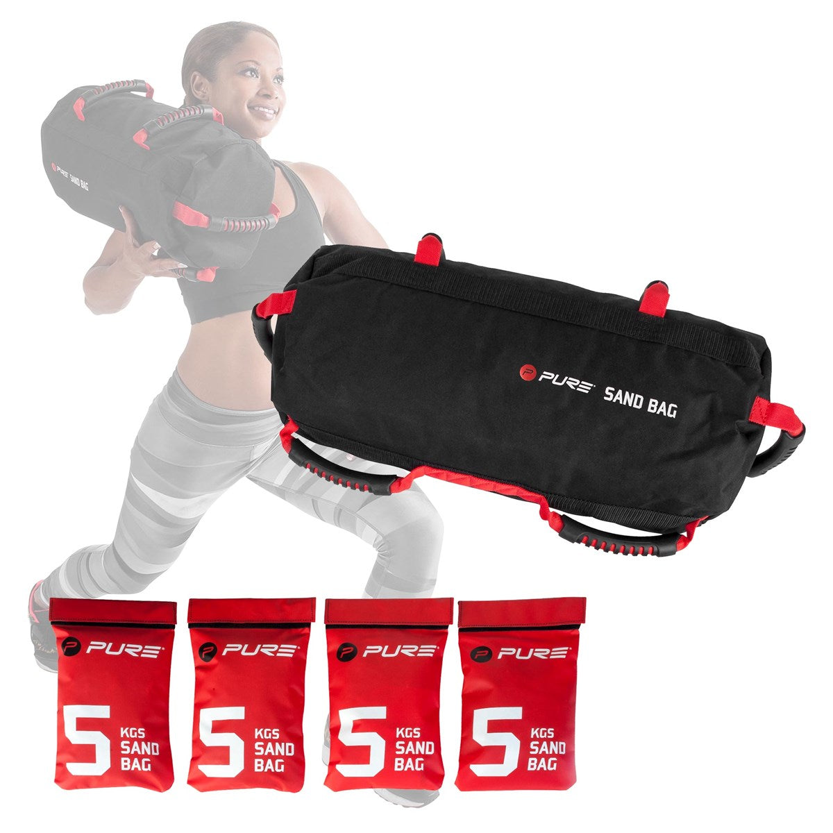 Una donna solleva un sandbag nero con dettagli rossi e quattro sacchi di sabbia da 5 kg.