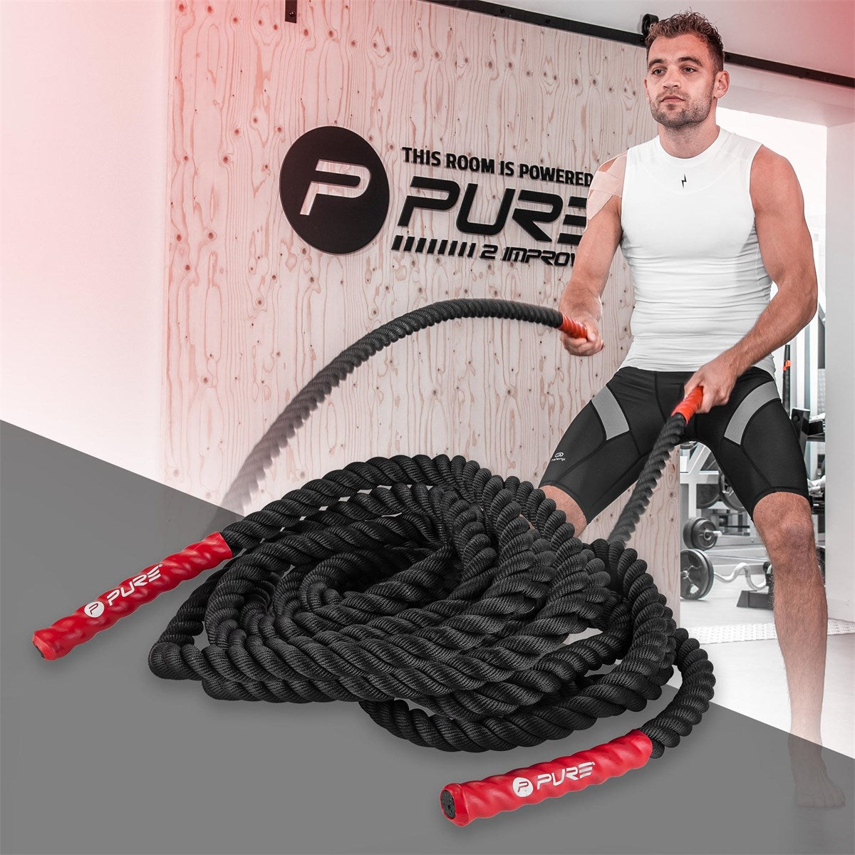Un uomo si allena con una corda in palestra.