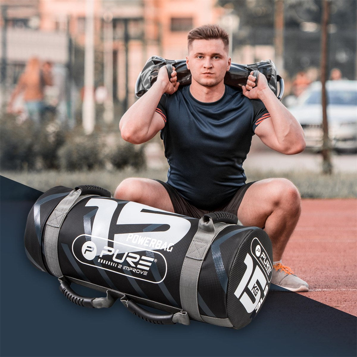 Uomo con un Powerbag sulle spalle in un ambiente sportivo.