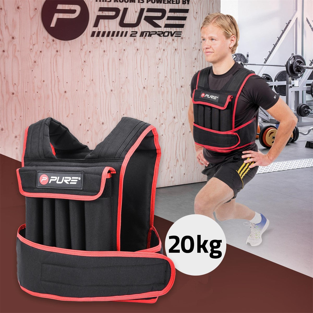 Un uomo indossa un giubbotto da allenamento zavorrato in palestra.
