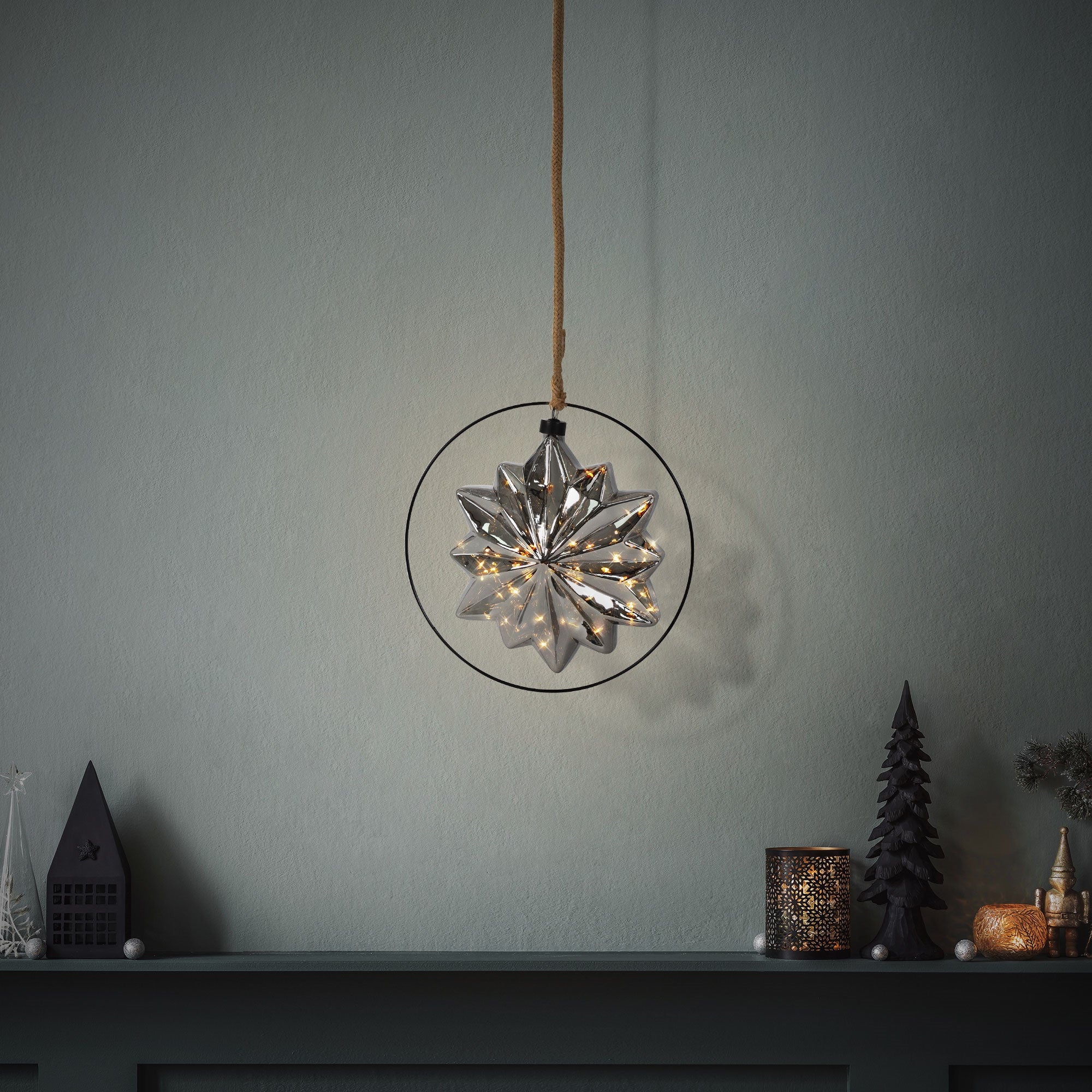 Hvězdná lampa visí nad zdobeným stolem.