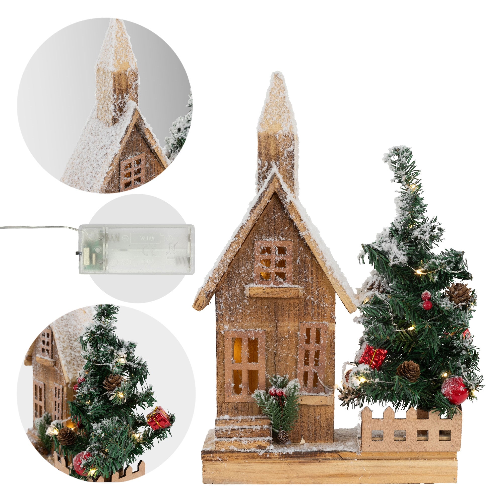 Detailansicht des Holzhauses mit Weihnachtsbaum und Lichtern, inklusive Batteriefach.