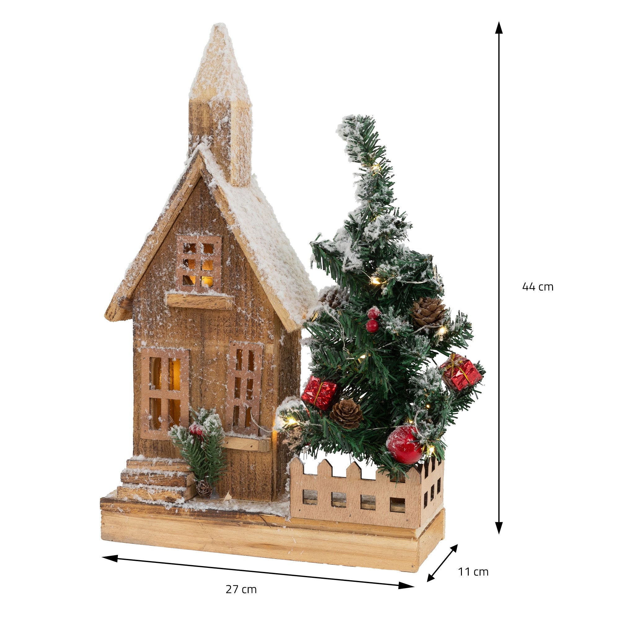 Dekoratives Holzhaus mit Schnee und Weihnachtsbaum, 44 cm hoch, 27 cm breit, 11 cm tief.