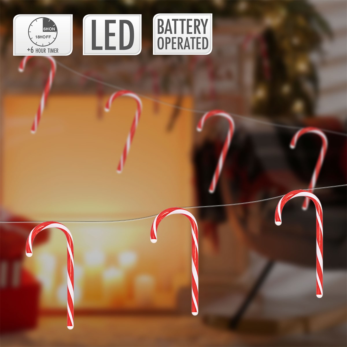 Rote Zuckerstangen-Lichterkette vor einem Kamin mit Kerzen.